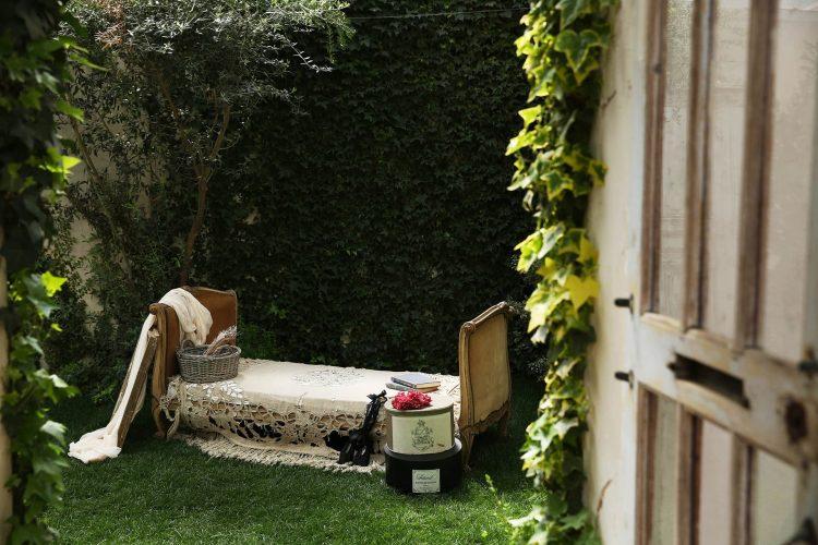 庭C  蔦壁とベッド