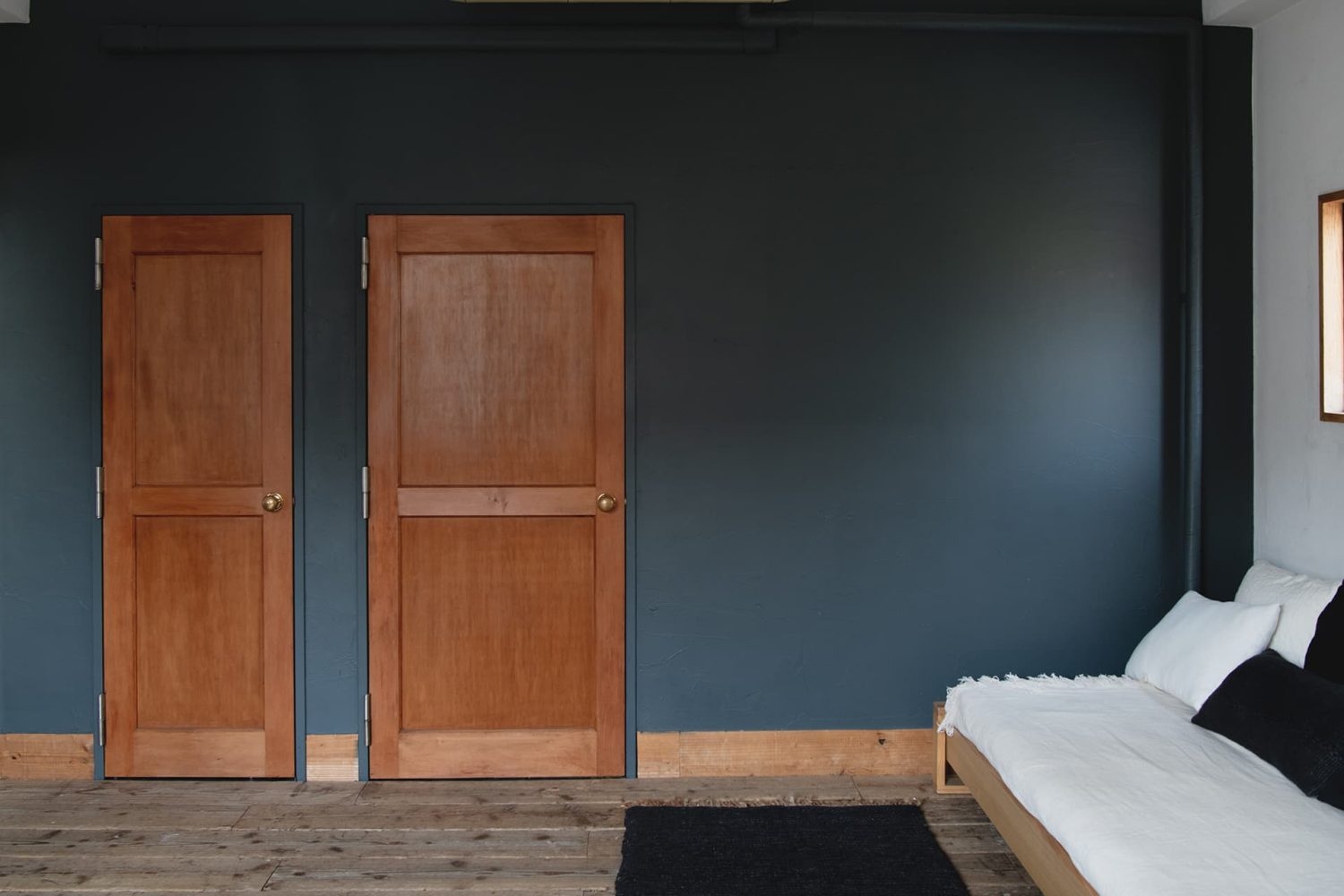 木製ドアとブルーグレーの壁