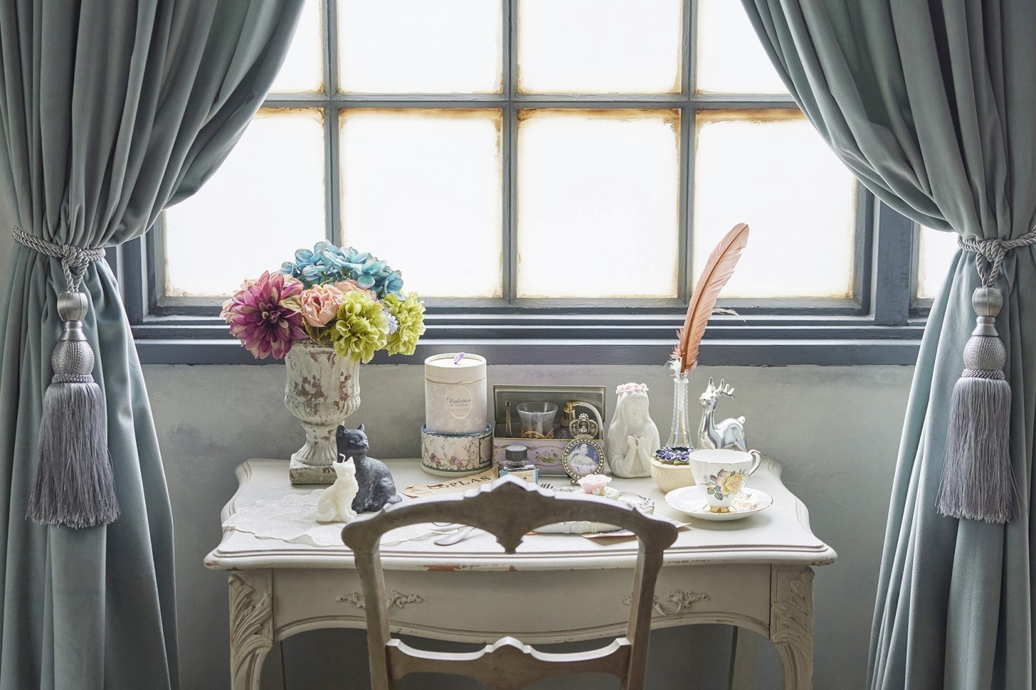 南側はめ込みアイアン窓と小物