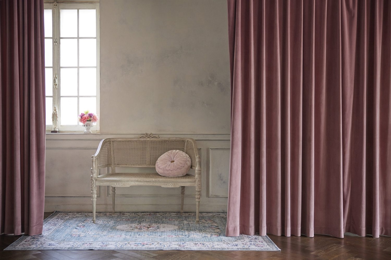 東側白壁前に別珍ピンクカーテン配置