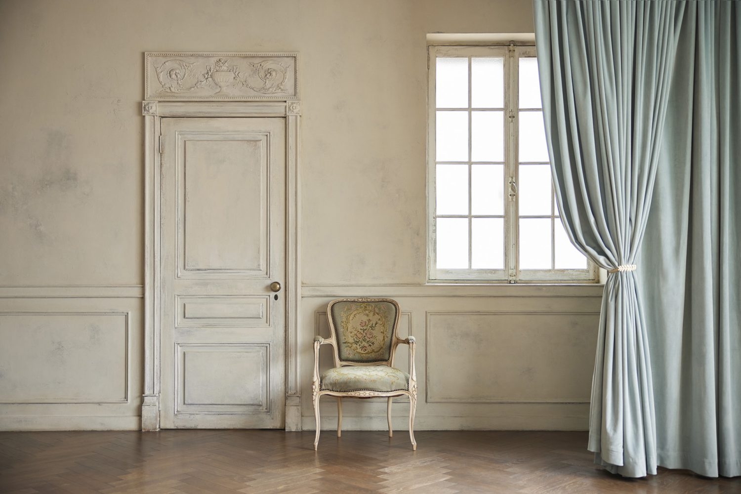 東側のドアと窓のある白壁