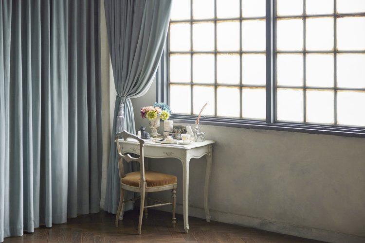 南側のはめ込みアイアン窓