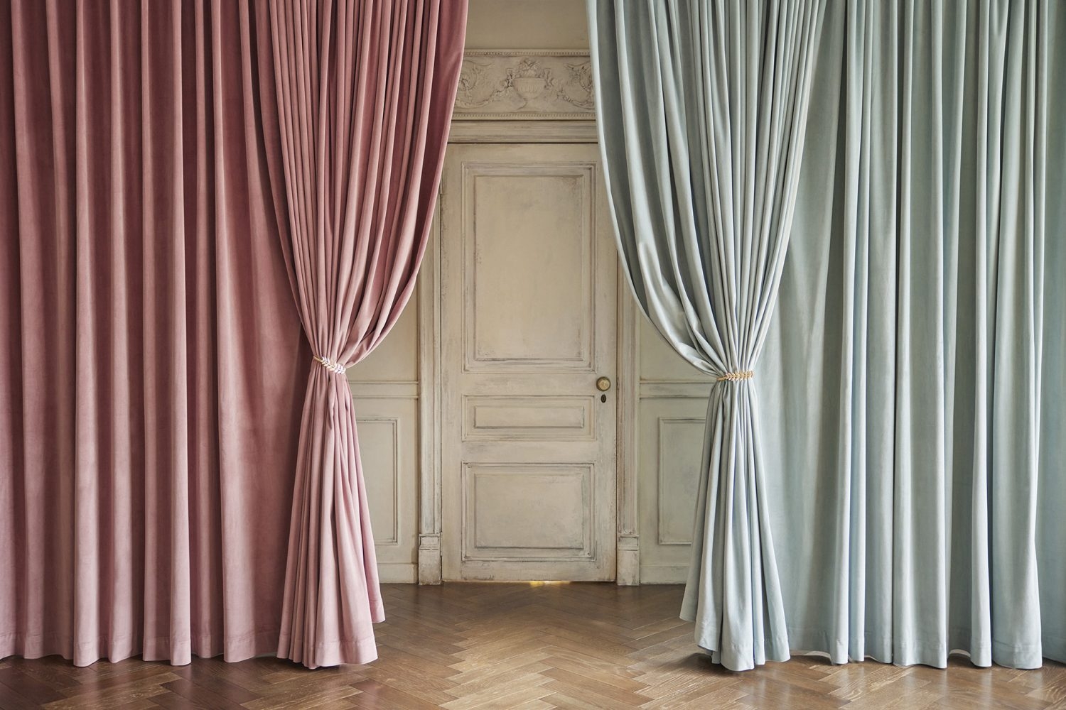 別珍カーテンを配した東側のドアのある壁