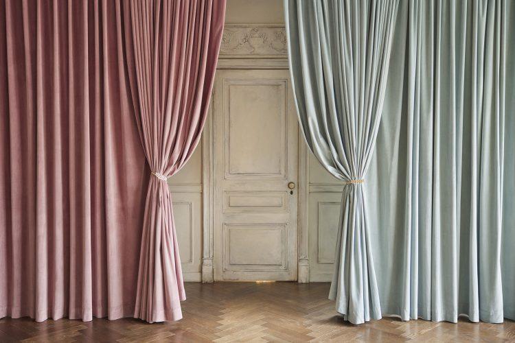 別珍カーテンを配した東側のドアのある壁