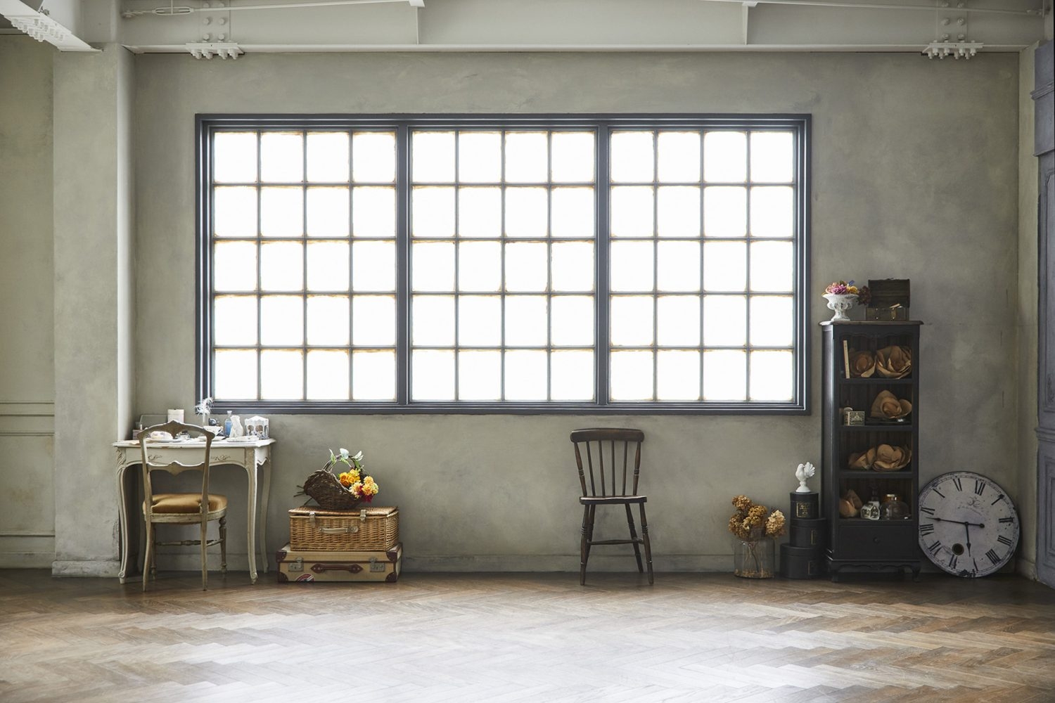 南側のはめ込みアイアン窓全景