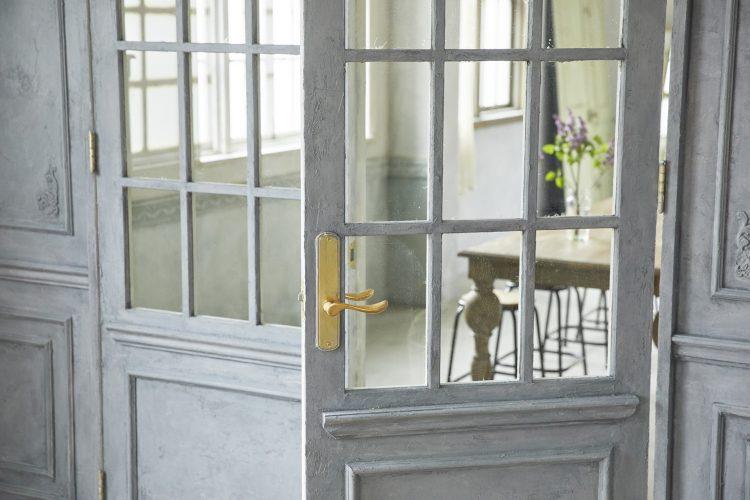 グレー扉のディテール