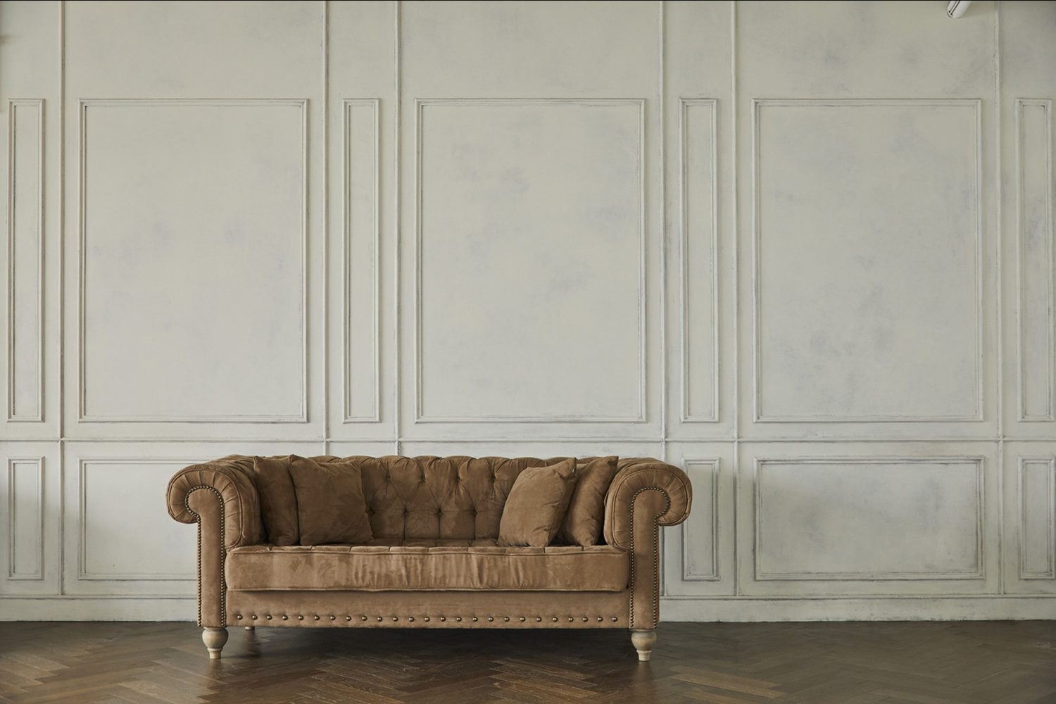 フローリングスペース西側モールディング壁