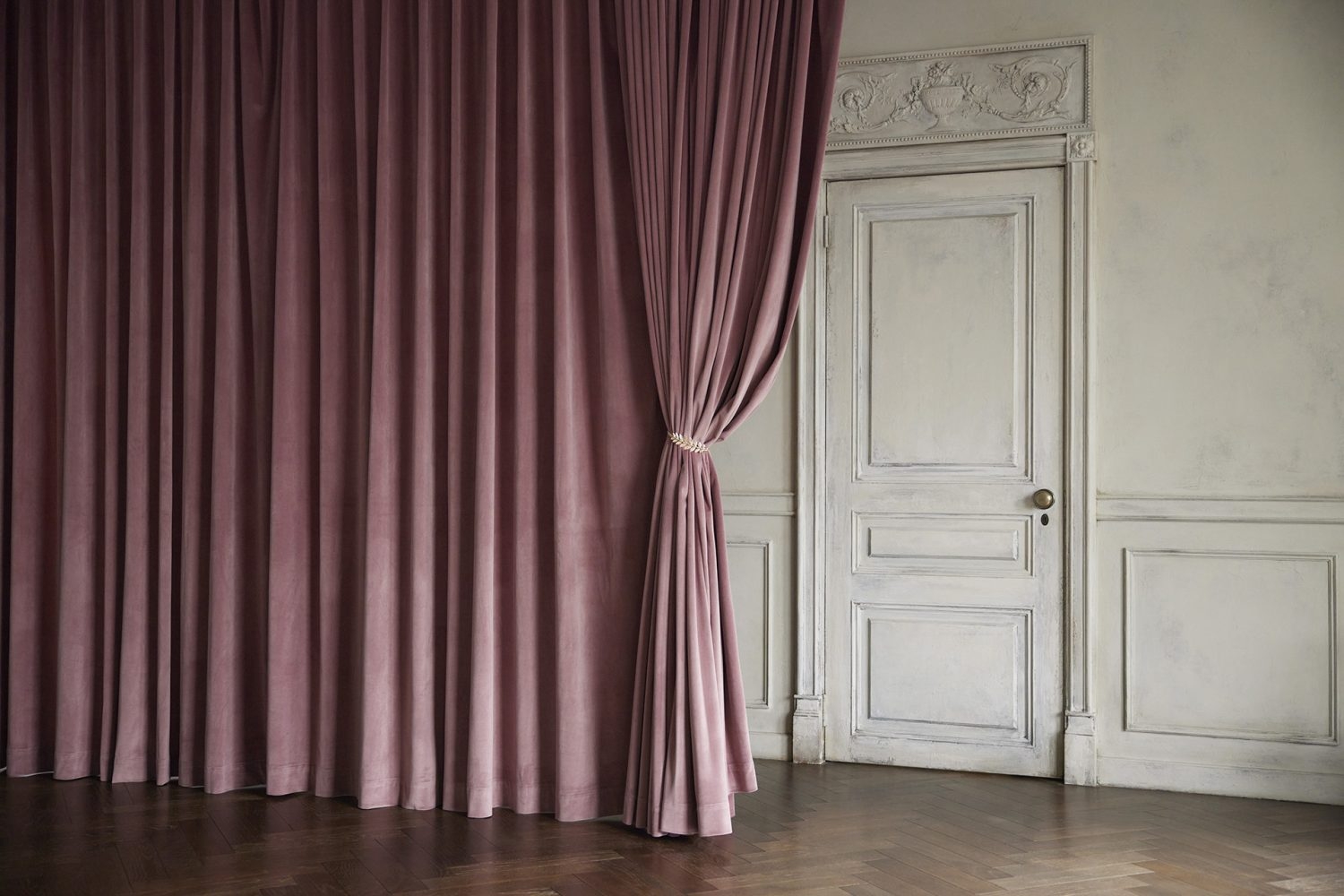 東側のドアのある壁とくすみピンクカーテン