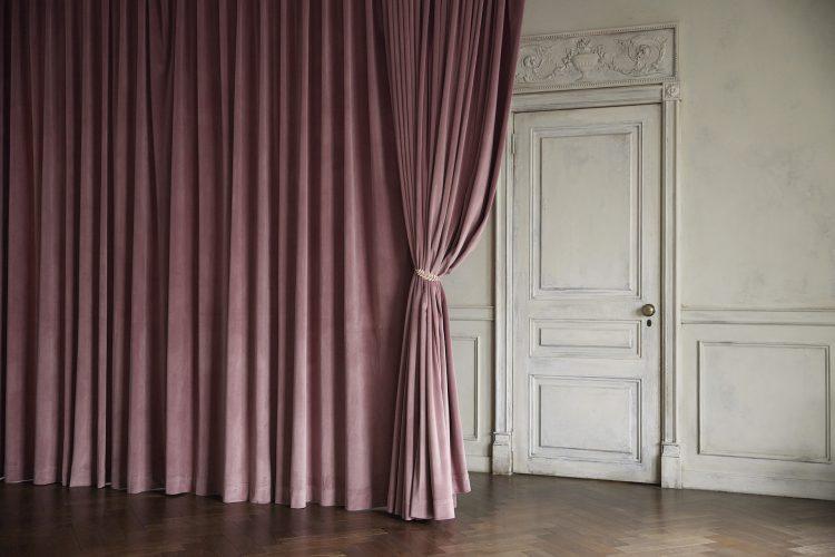 東側のドアのある壁とくすみピンクカーテン