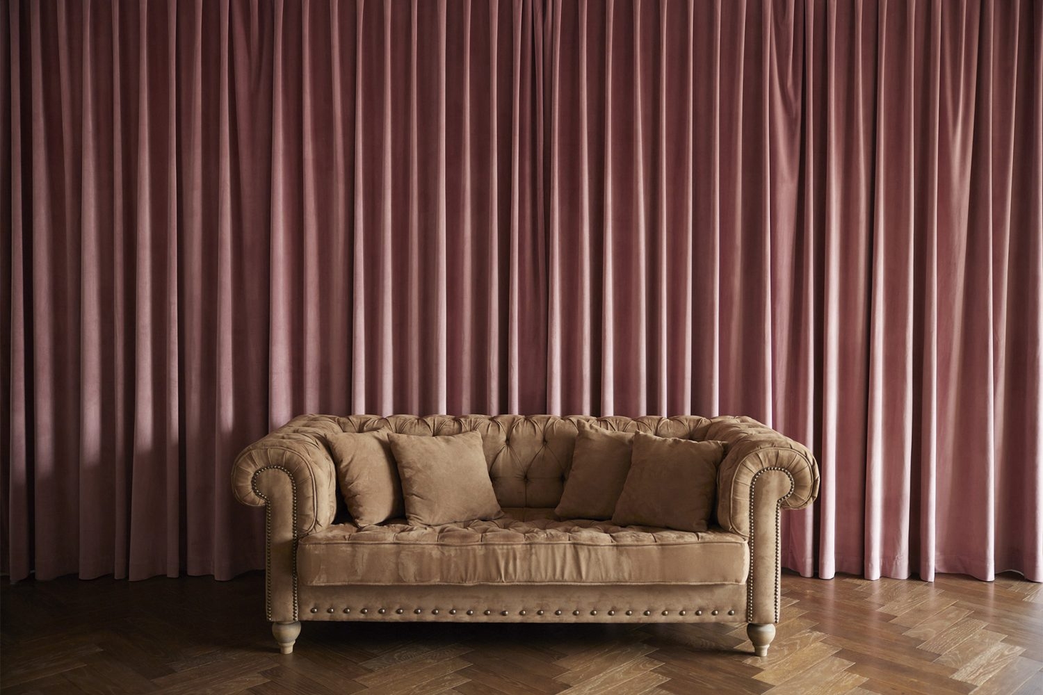 別珍ピンクカーテンとフローリング