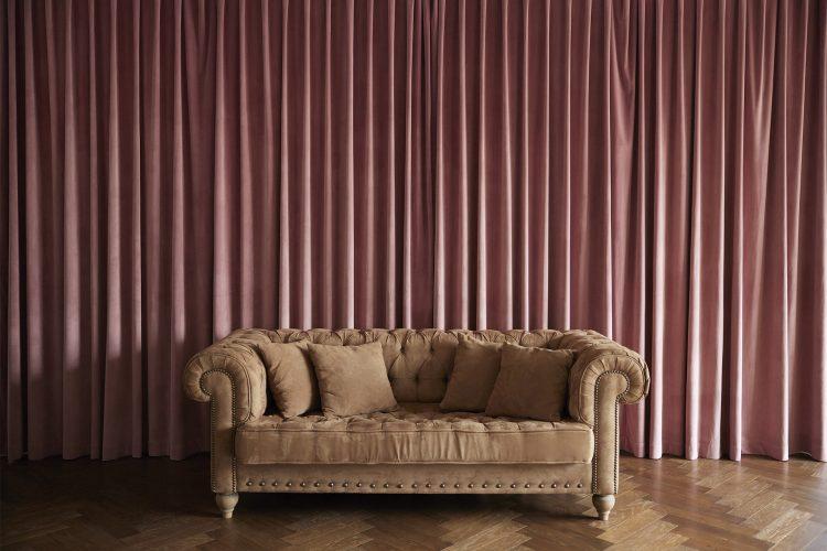 別珍ピンクカーテンとフローリング