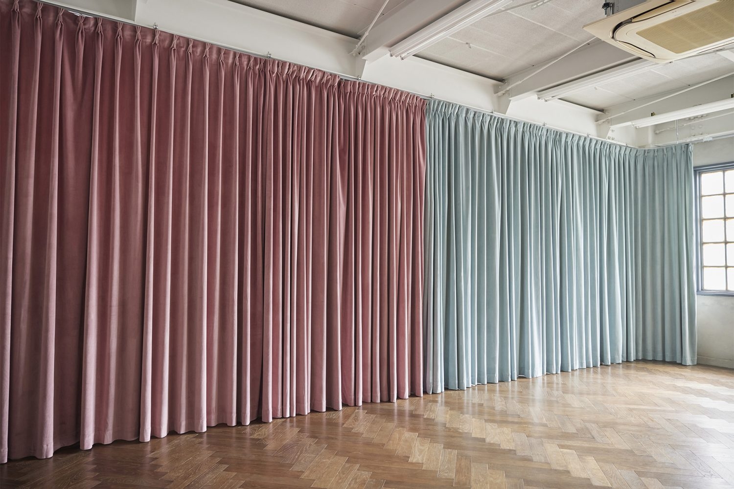 二色の可動式別珍カーテン全景