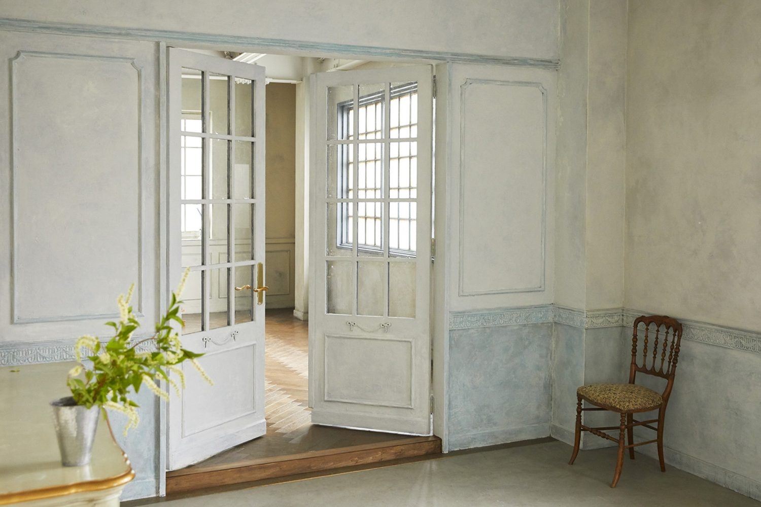 モルタル床とミントグリーンと白の扉