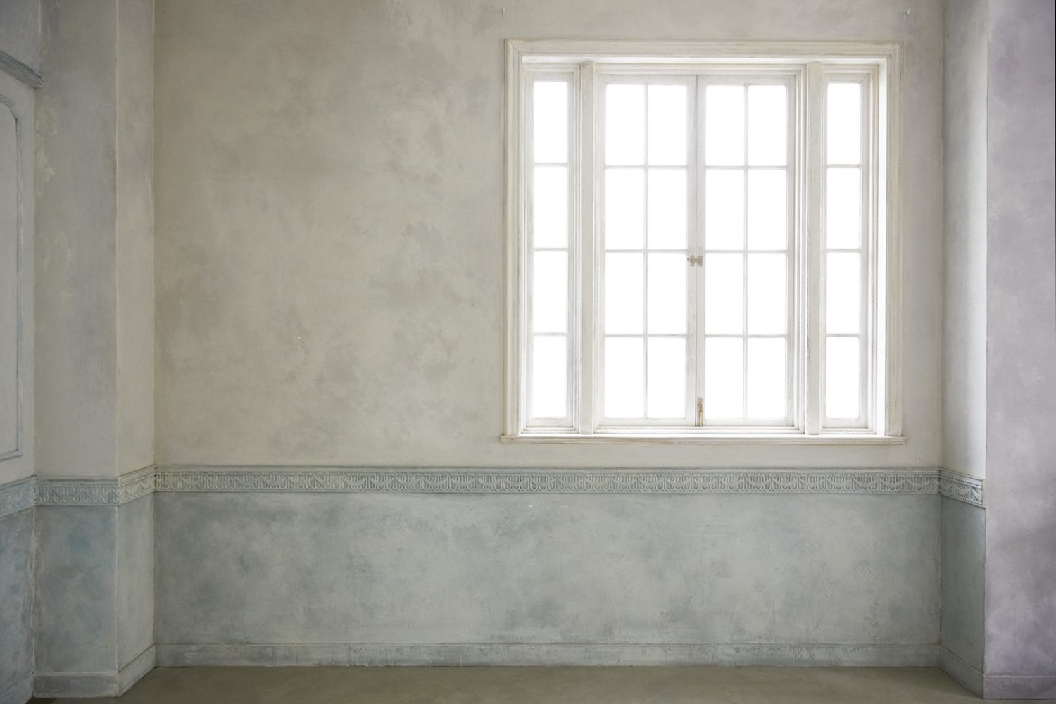 モルタル床とミントグリーンと白の壁