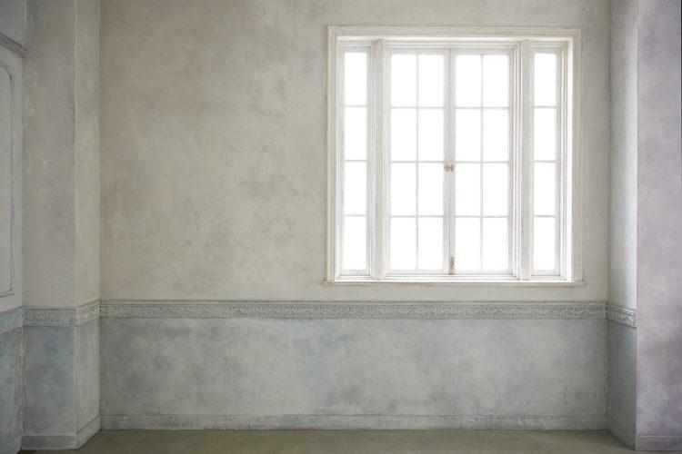 モルタル床とミントグリーンと白の壁