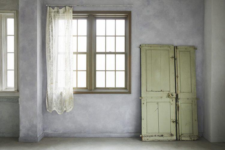 南側のラベンダー壁