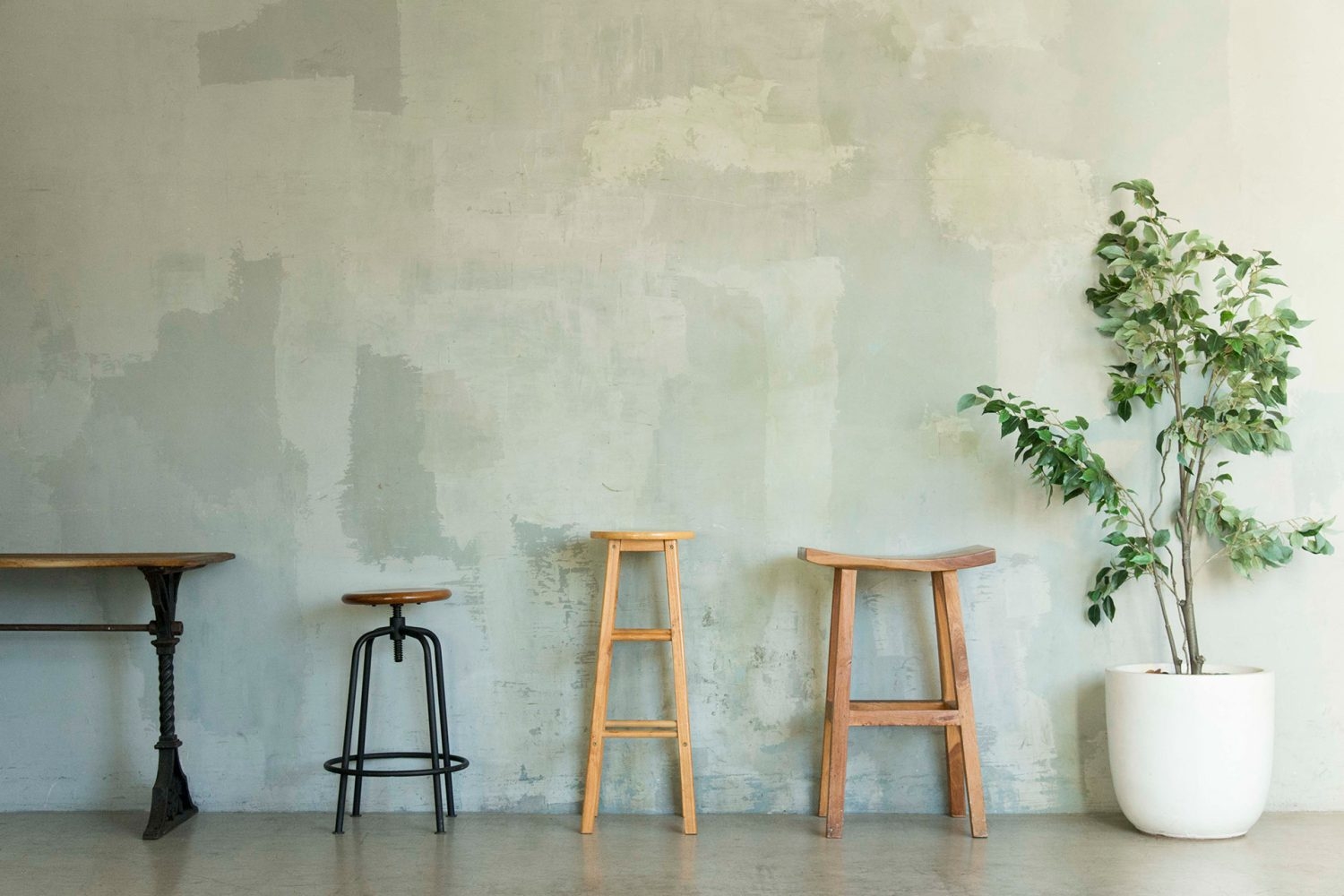 1F ブルーグレーの壁と木製家具