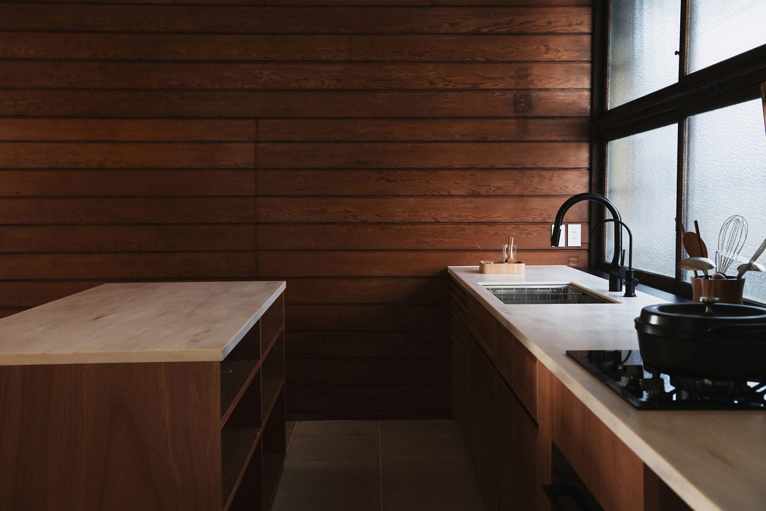キッチンスペースと木壁