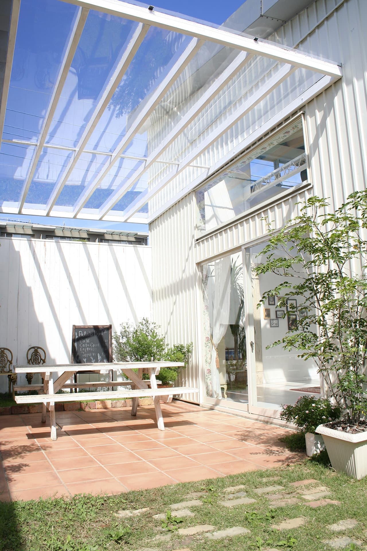 透光の屋根付きポーチ