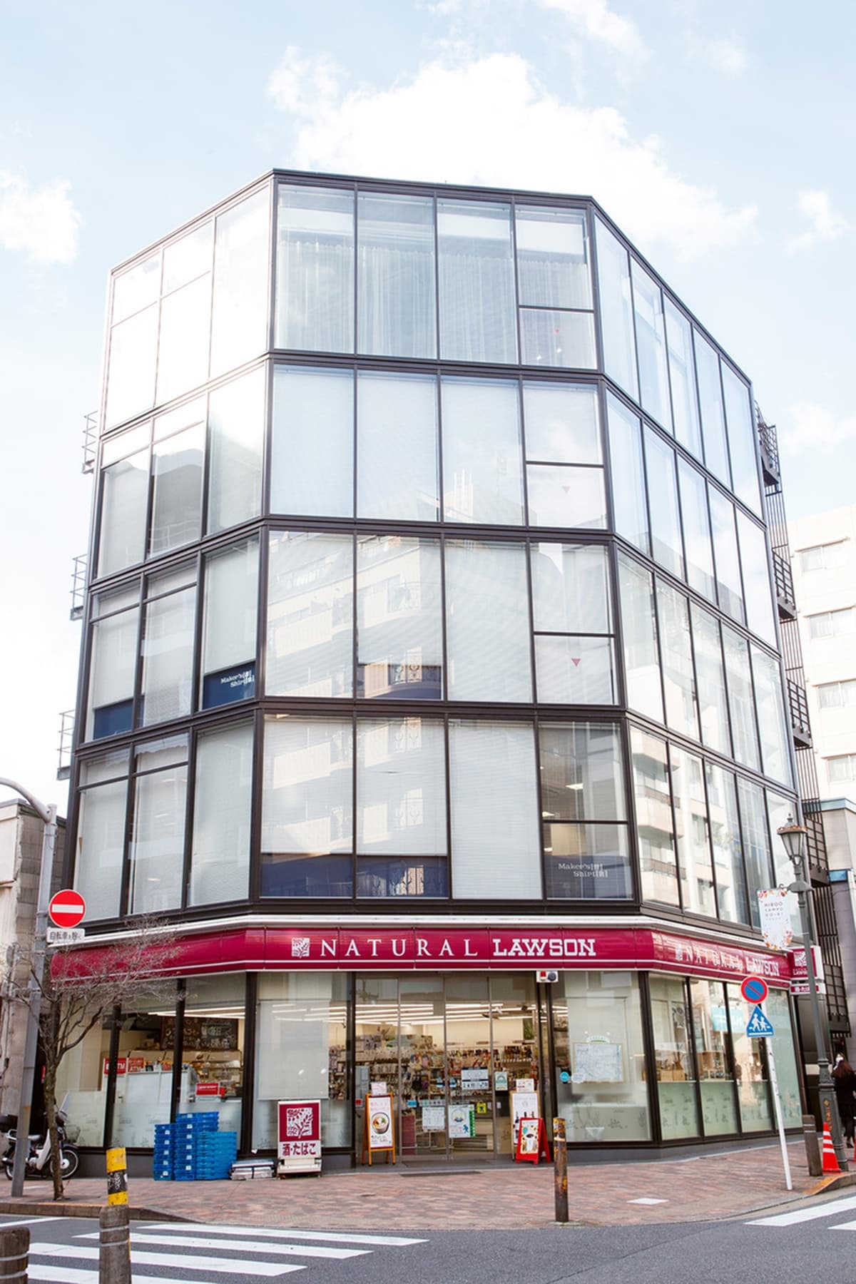 外観 / 1Fにナチュラルローソンがある建物です
