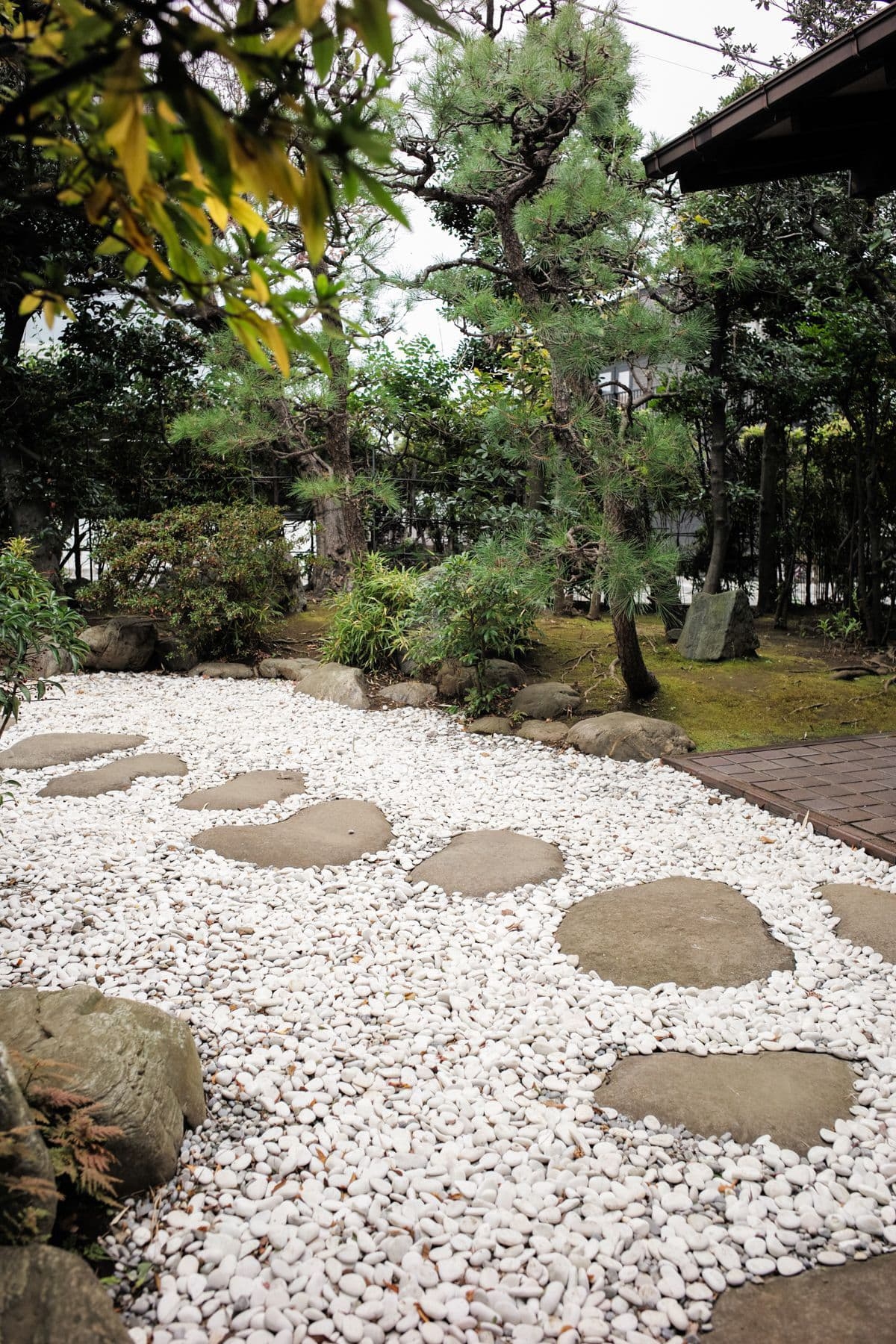 飛び石と白砂利