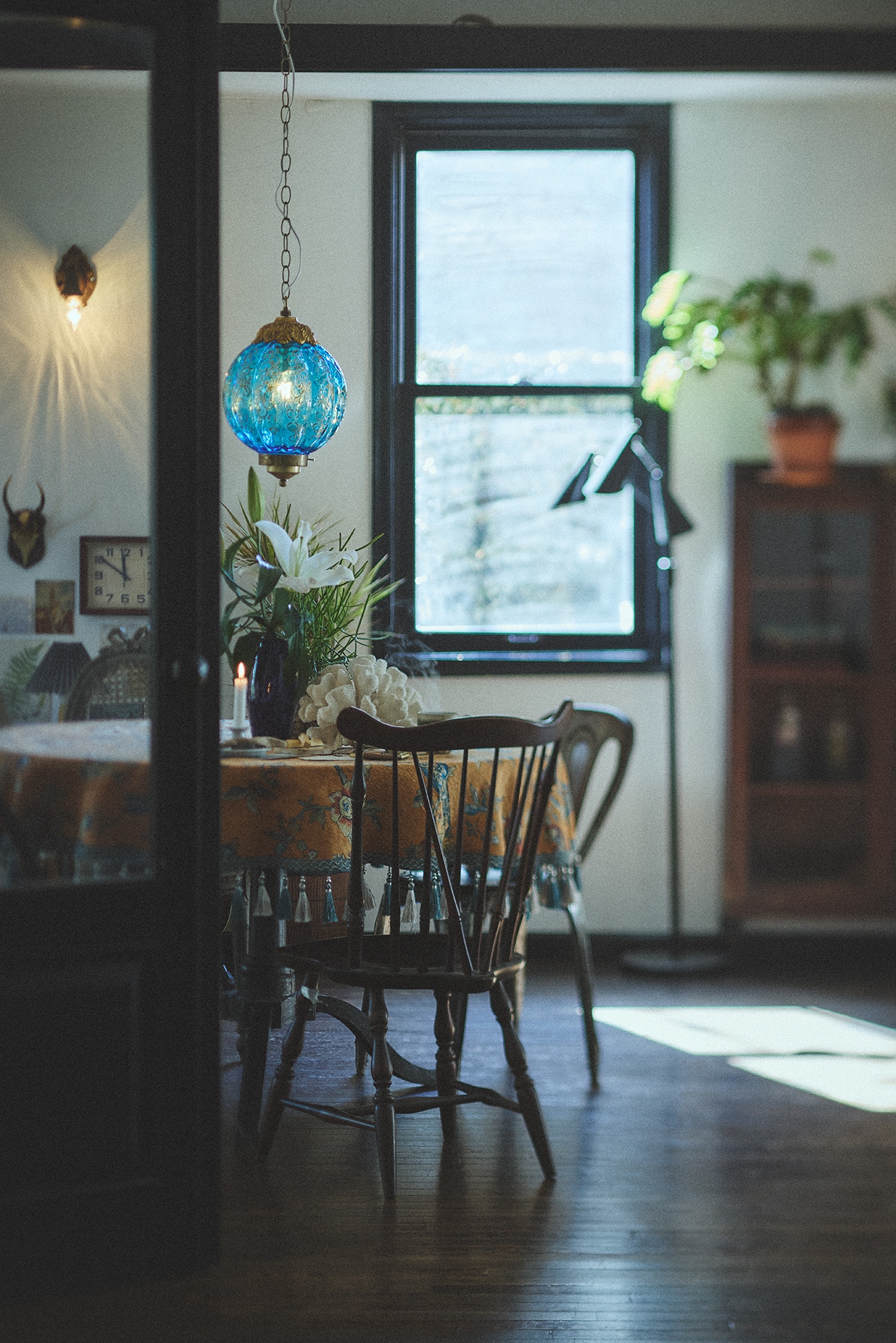 丸テーブルとブルーのペンダントライト