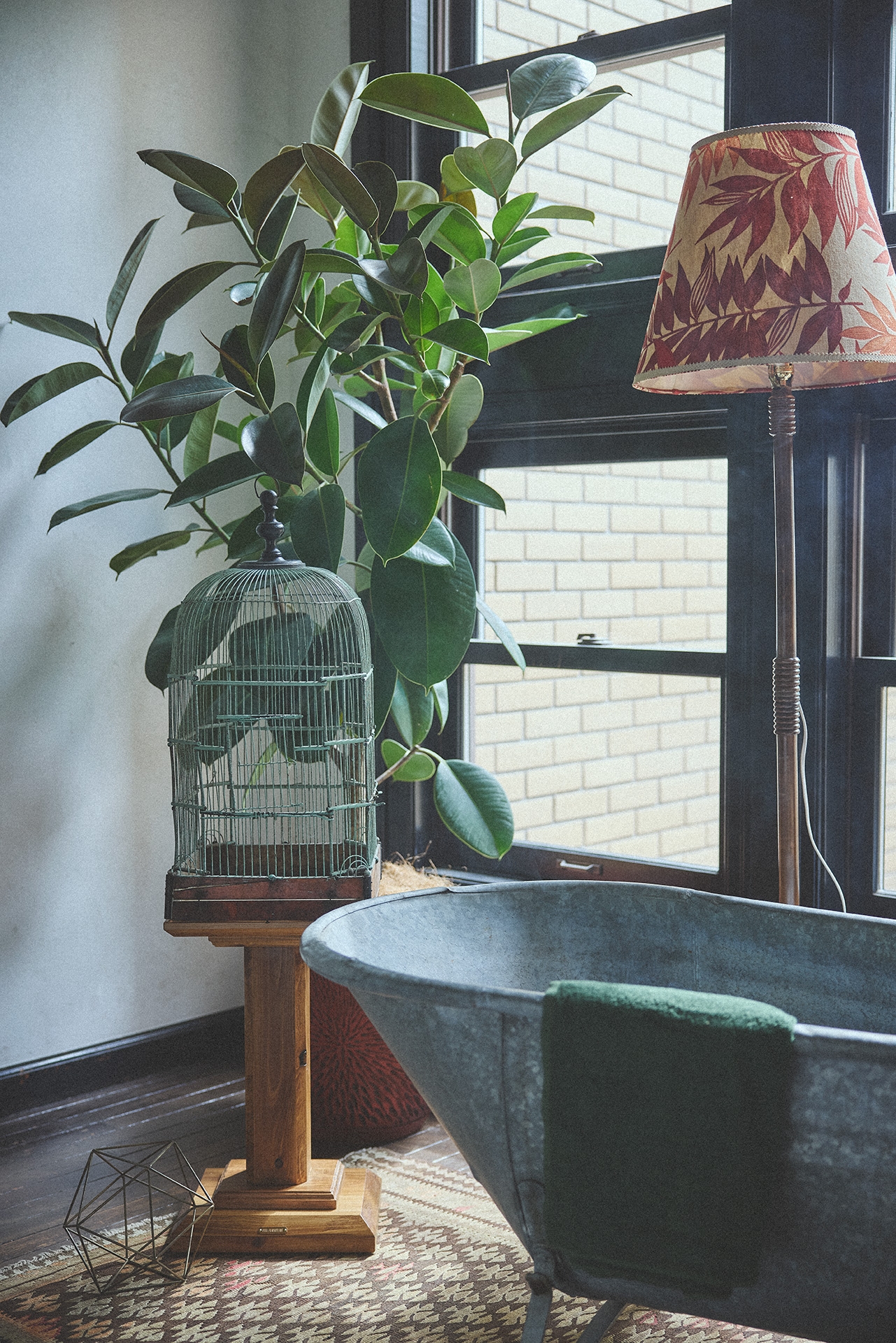 スタンドライトや鳥かごも