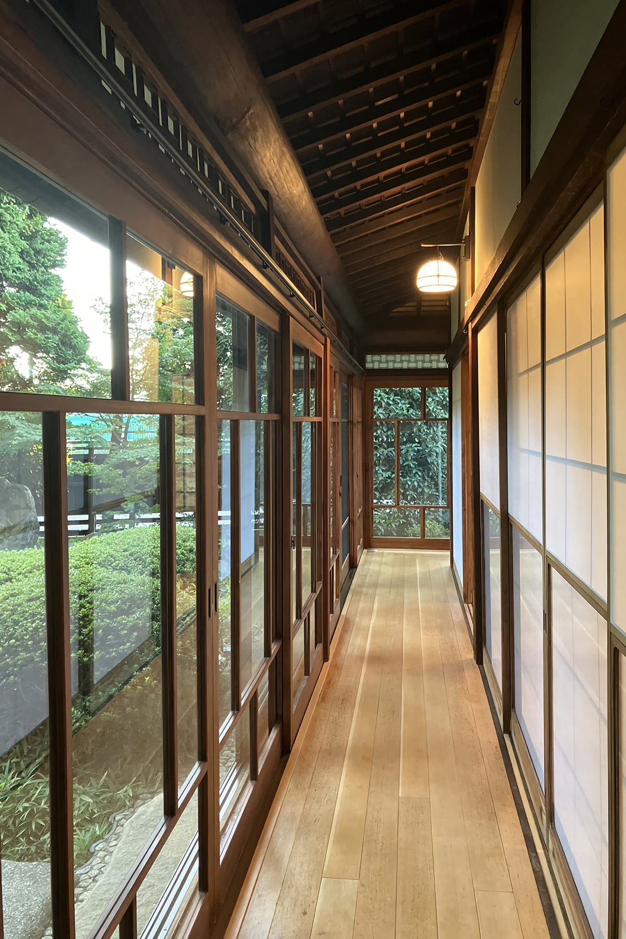 庭に面した板張りの廊下