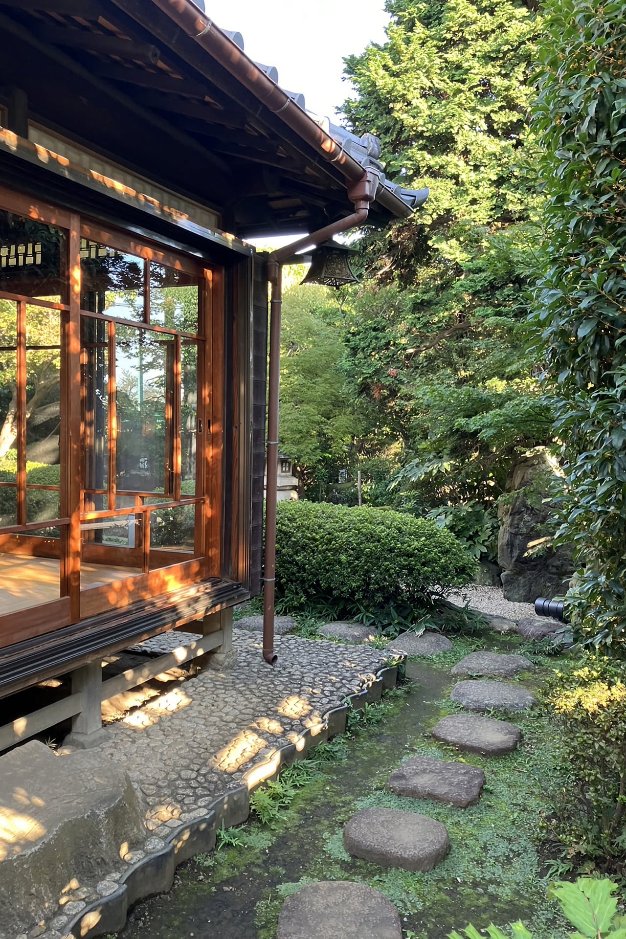 門から庭園へつづくアプローチ