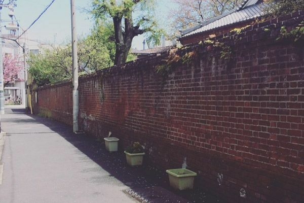 レンガ壁の道 rope徒歩3分