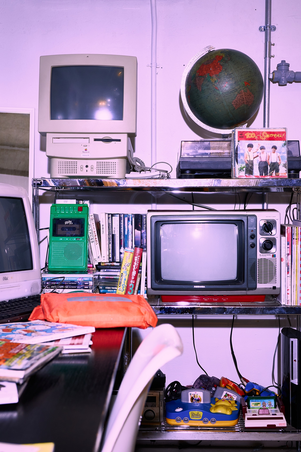 ブラウン管テレビやレトロゲームが並ぶ