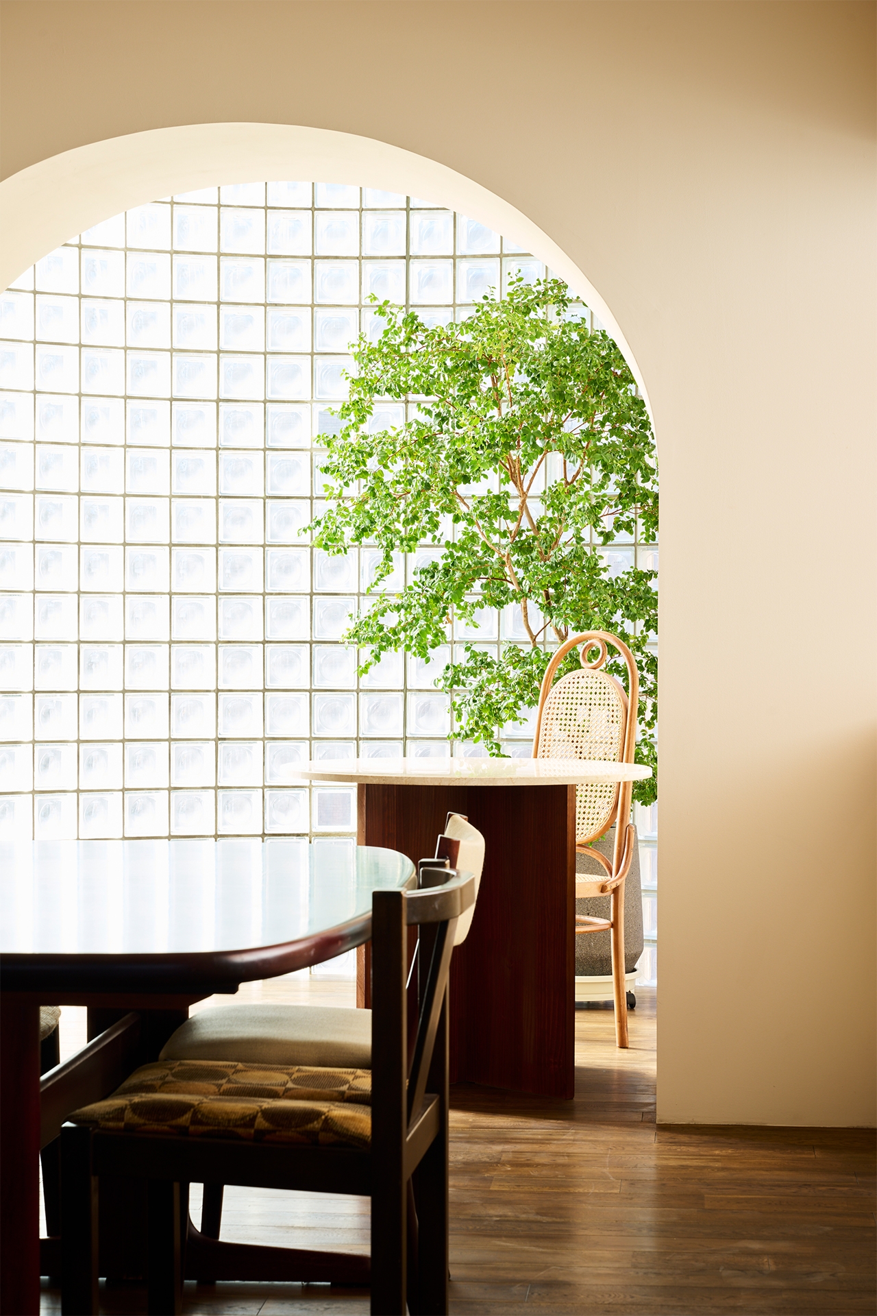 アール状のブロックガラスと大理石テーブル