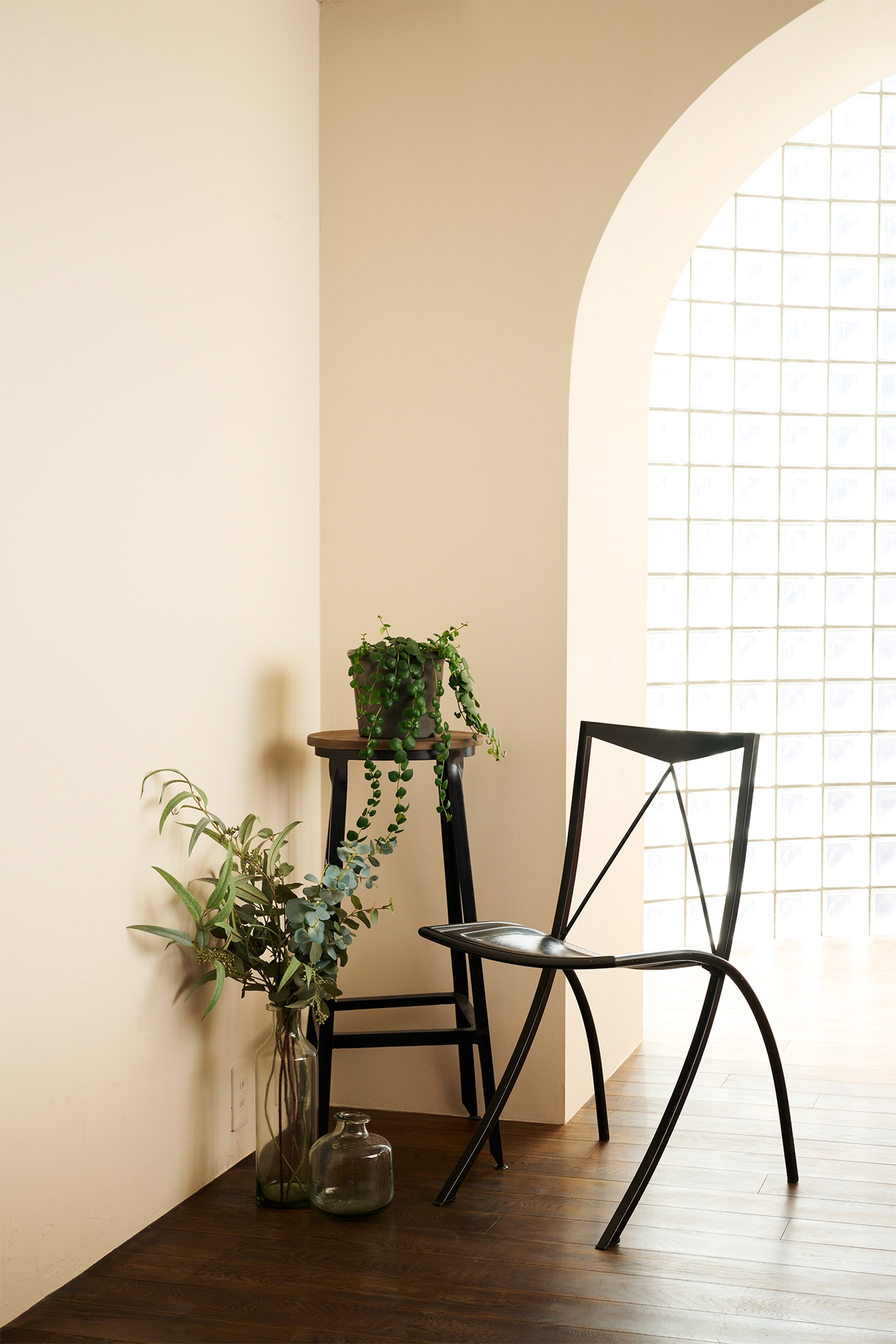 ベージュのカラー壁とウッドフロア