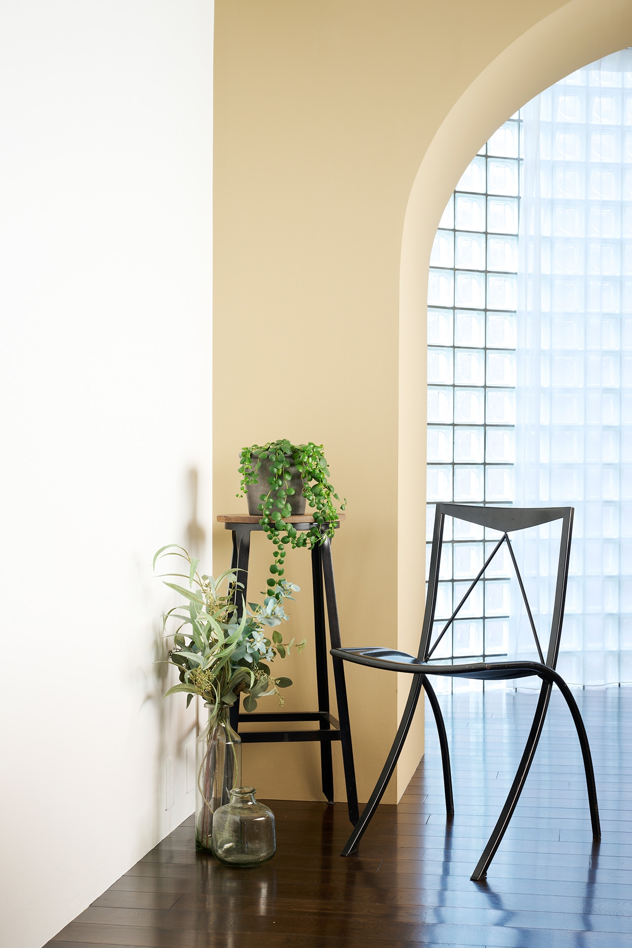 ベージュ壁と白壁のツートーンのコーナー