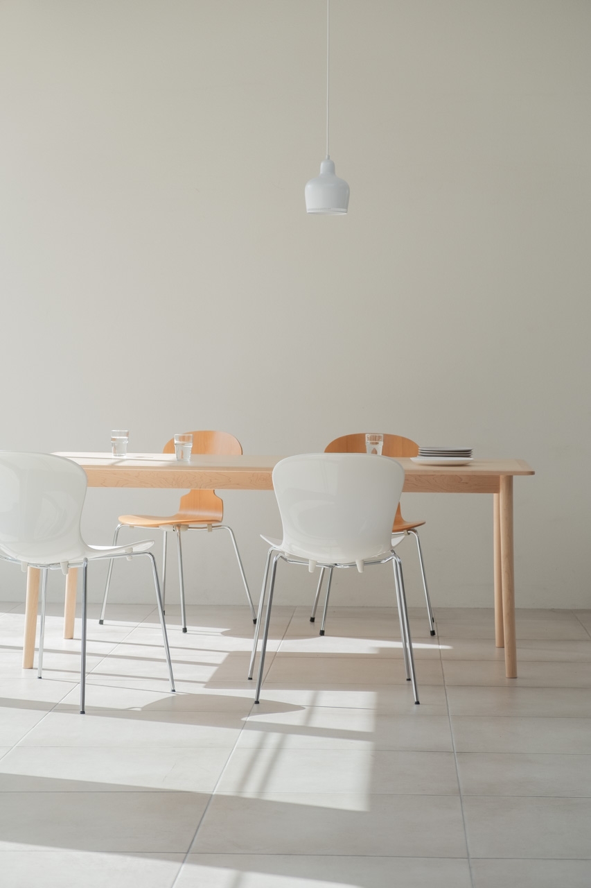 照明を吊るすダクトレールあり