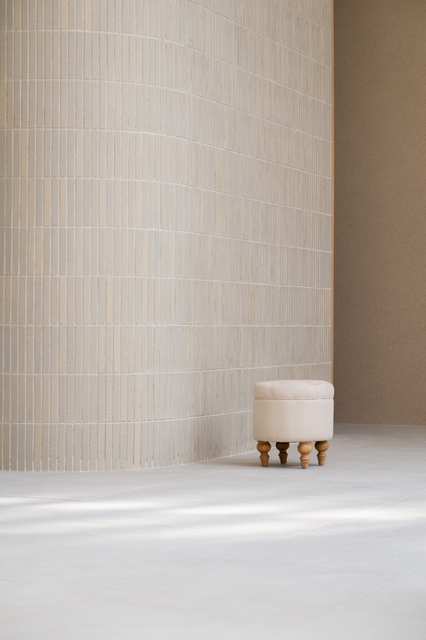 アール型のタイル壁周辺