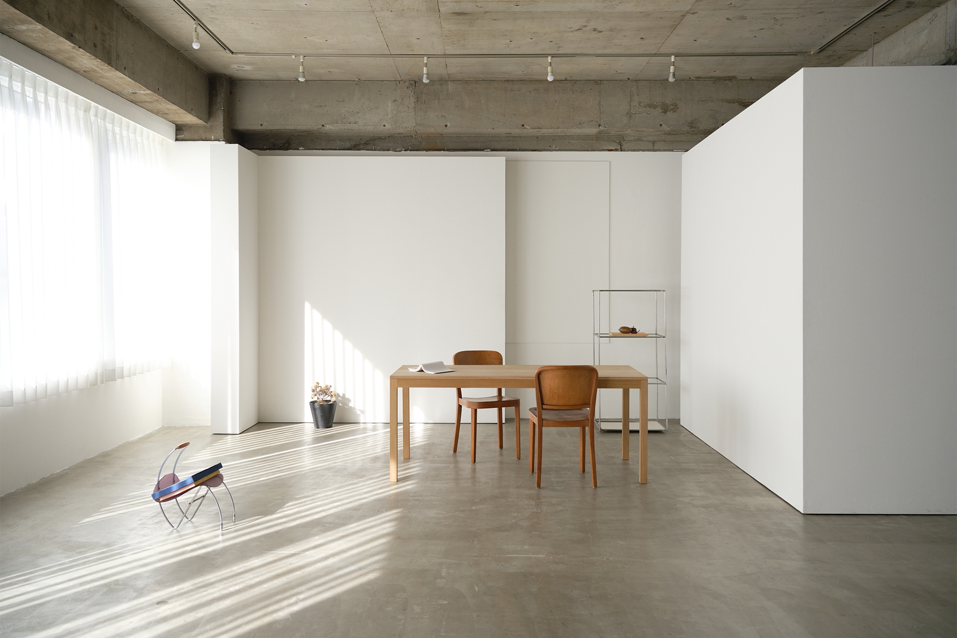 自然光が入るモルタル床のワンフロアスタジオ