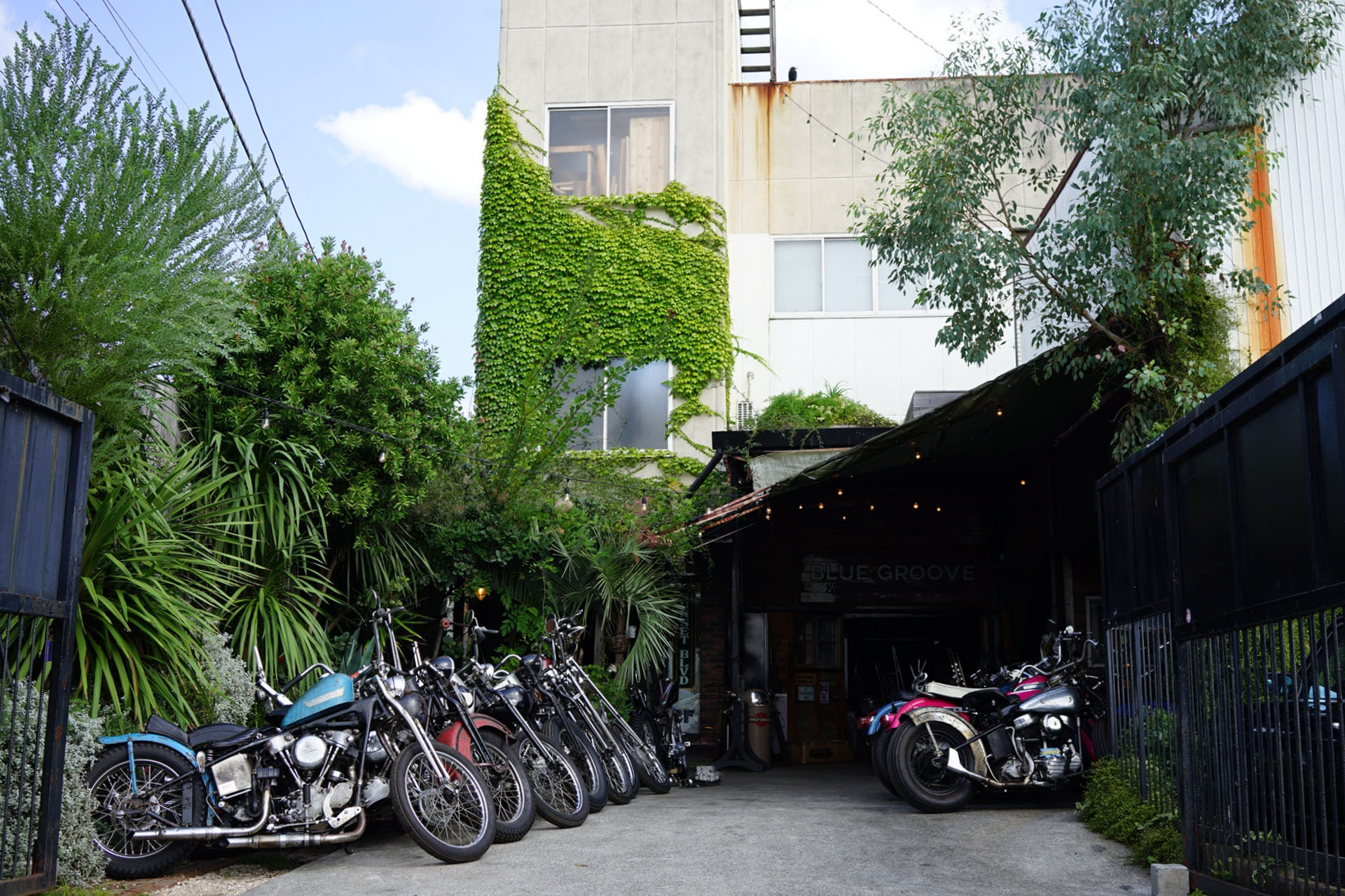 ヴィンテージバイクが並ぶ店舗正面入口