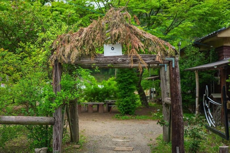 木で組まれたエントランス / 夏
