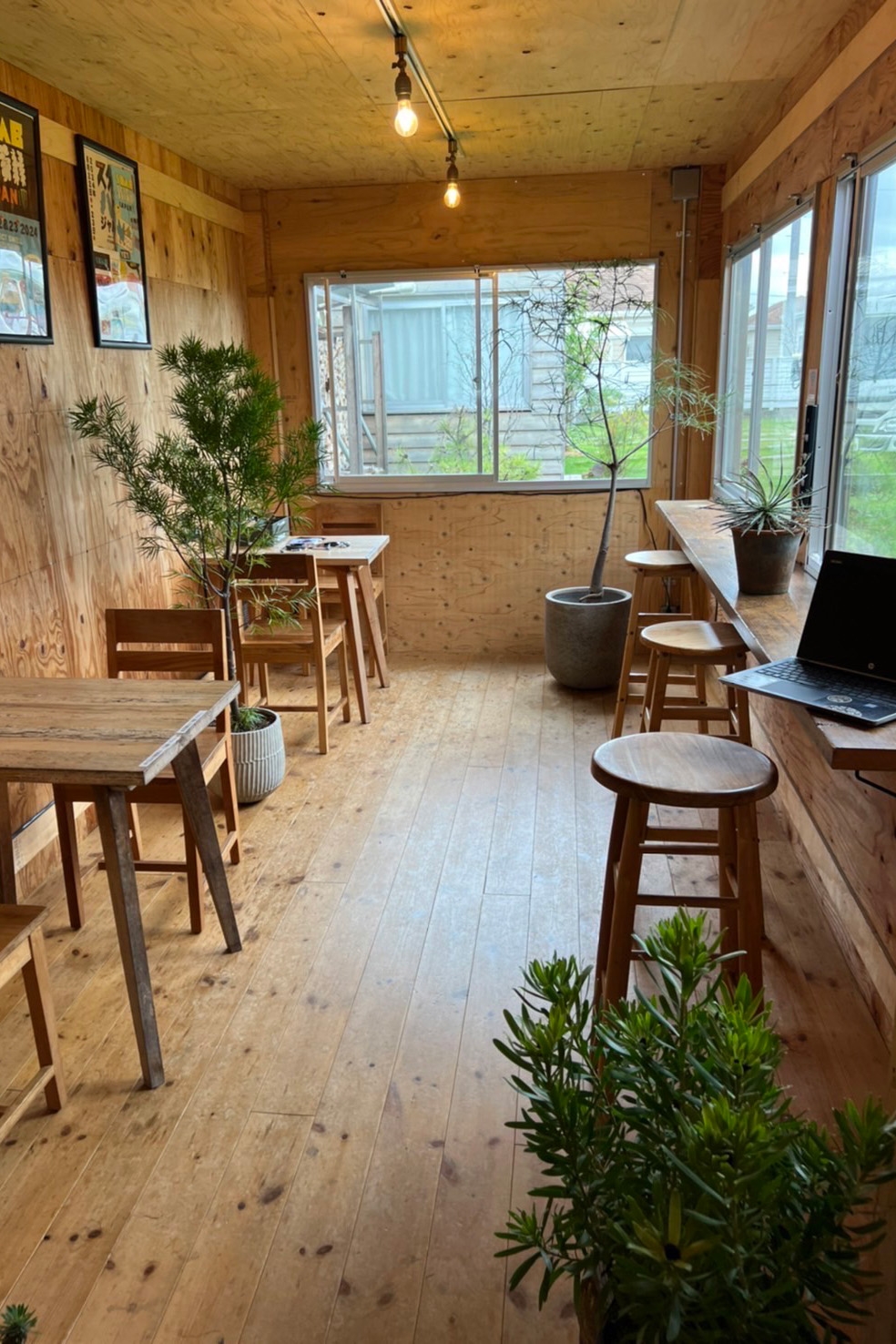 カフェの隣にはショップも