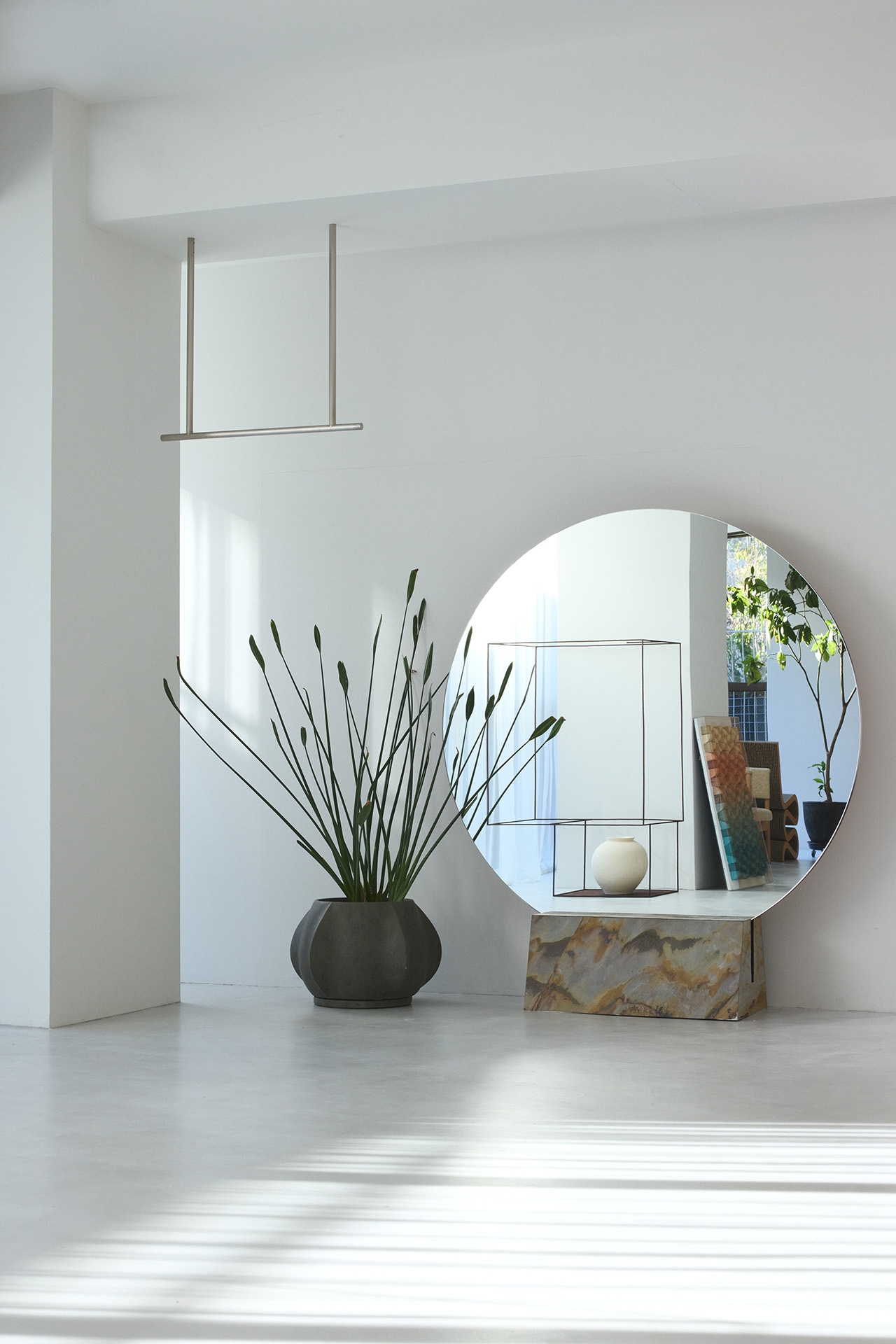 目を惹く大きなラウンドミラー