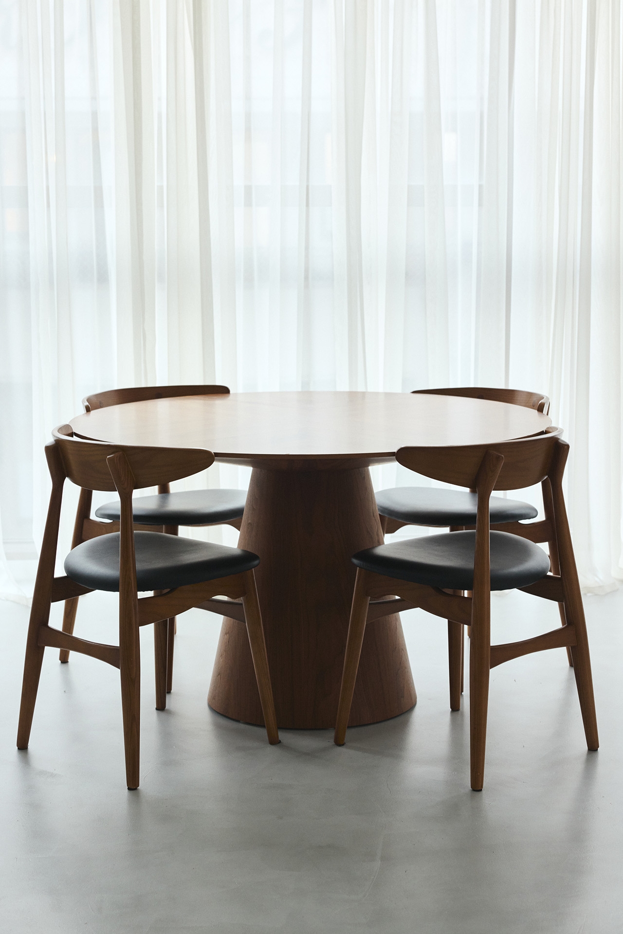 撮影・商談に使える木製のダイニングテーブルセット