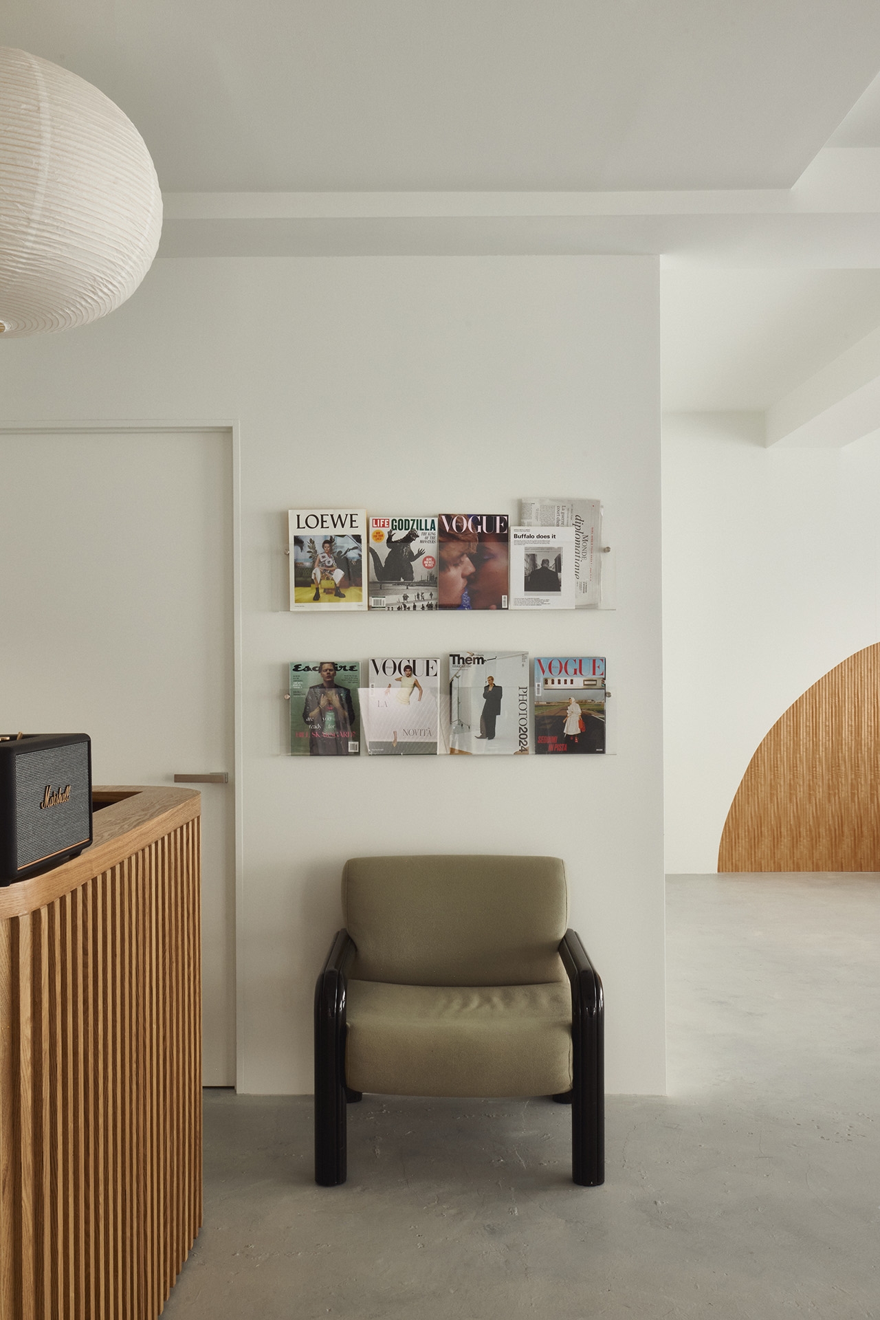 壁付けのブックシェルフ