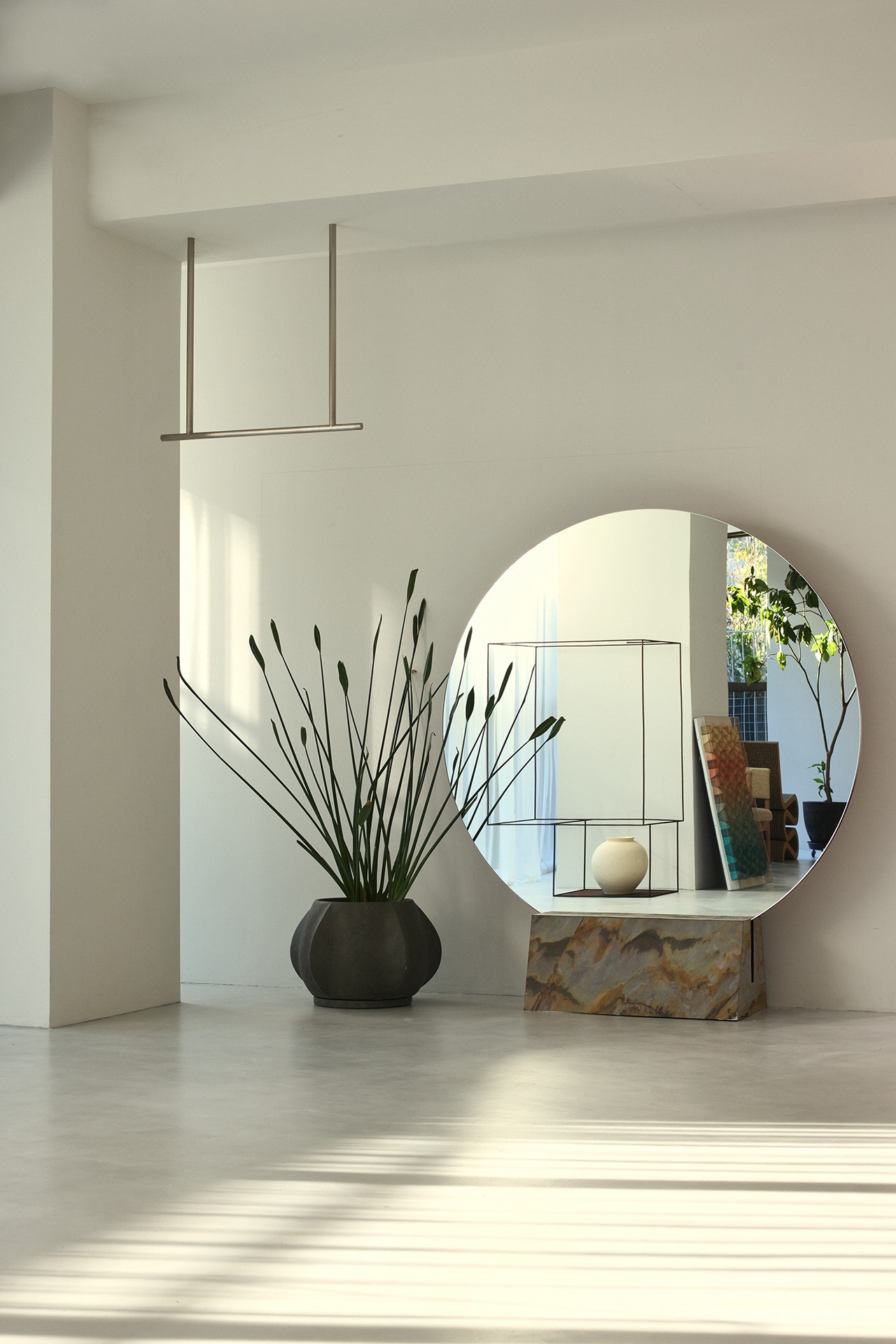 目を惹く大きなラウンドミラー