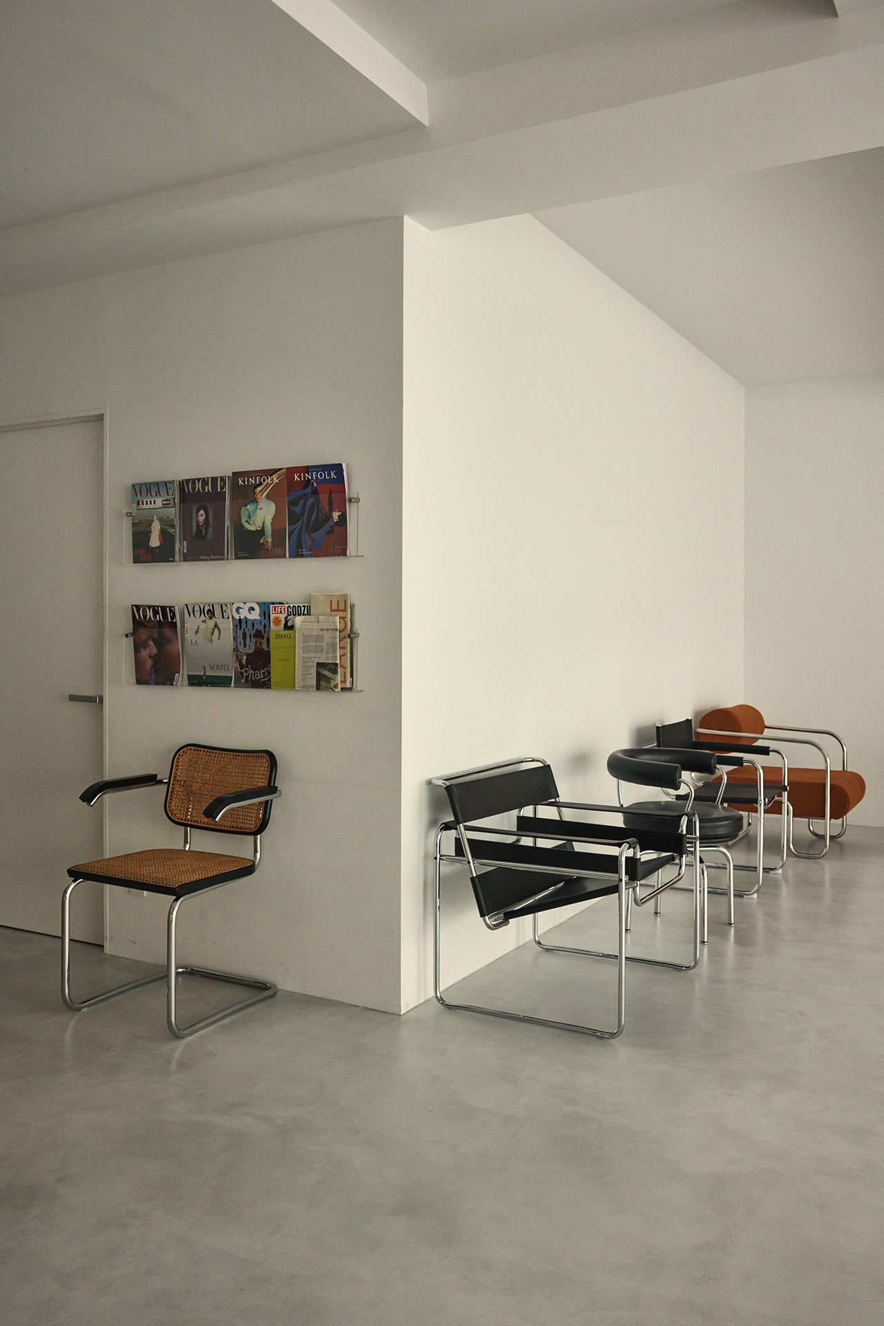 壁付けのブックシェルフ