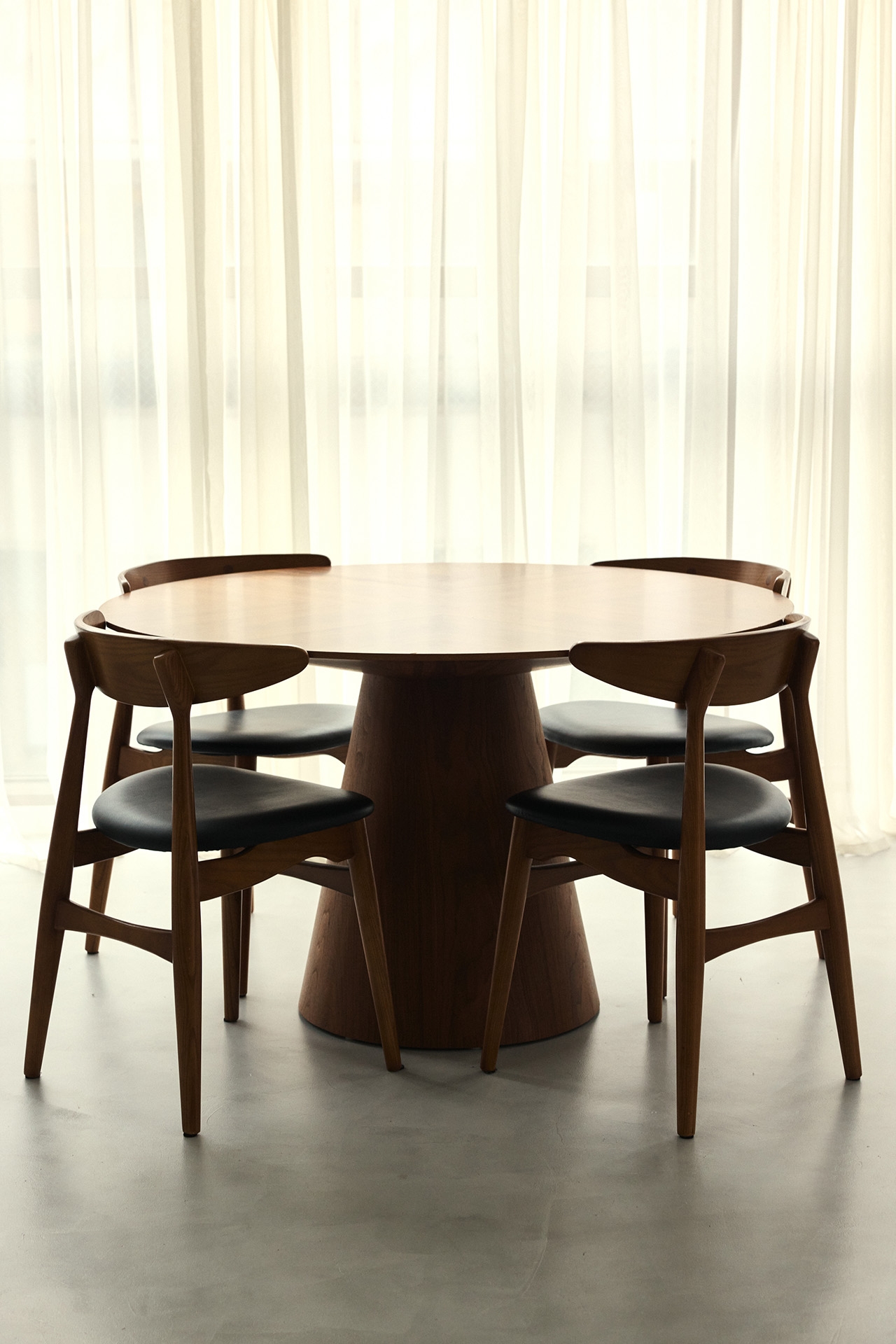 撮影・商談に使える木製のダイニングテーブルセット