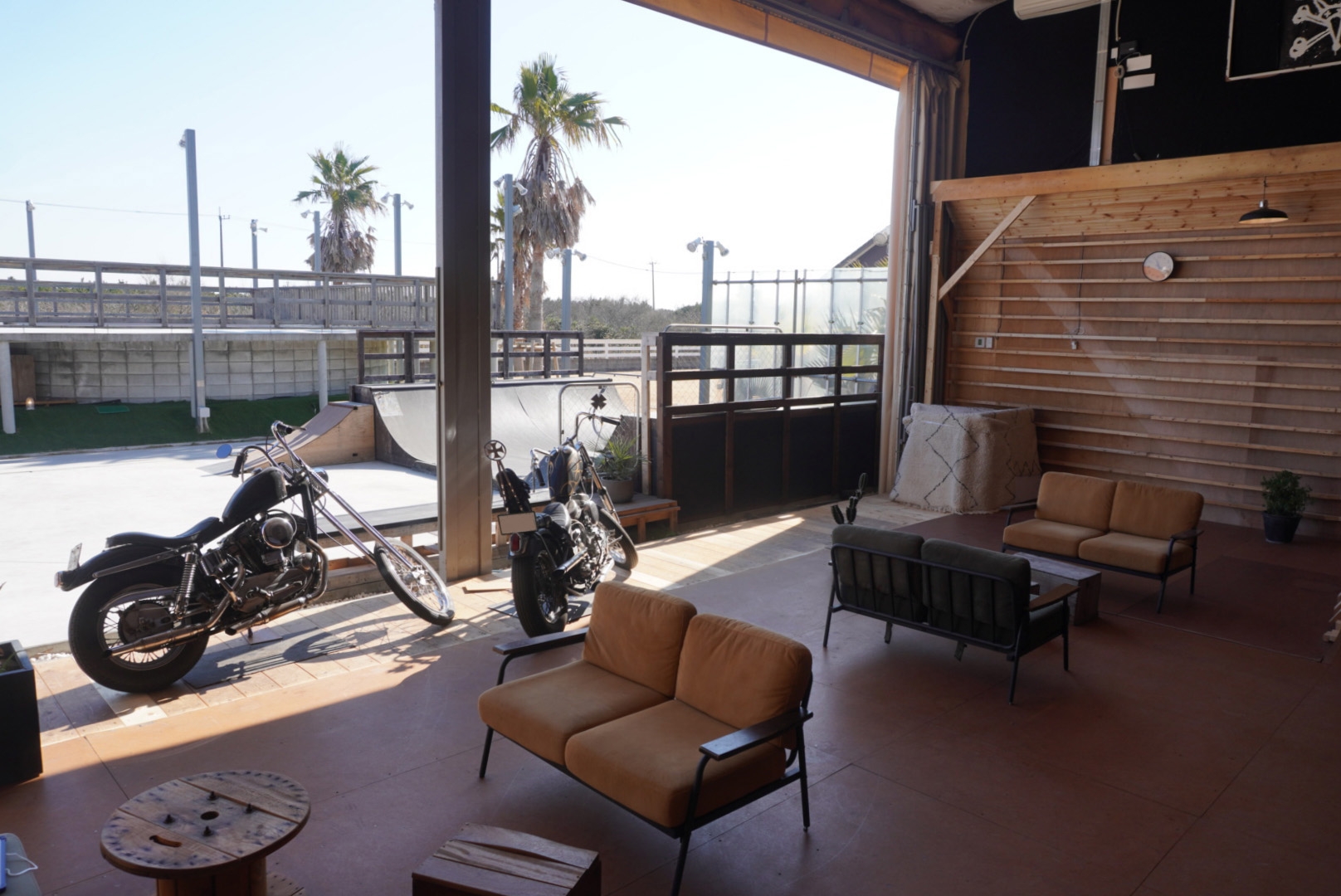 バーチカルランプ内のソファスペース