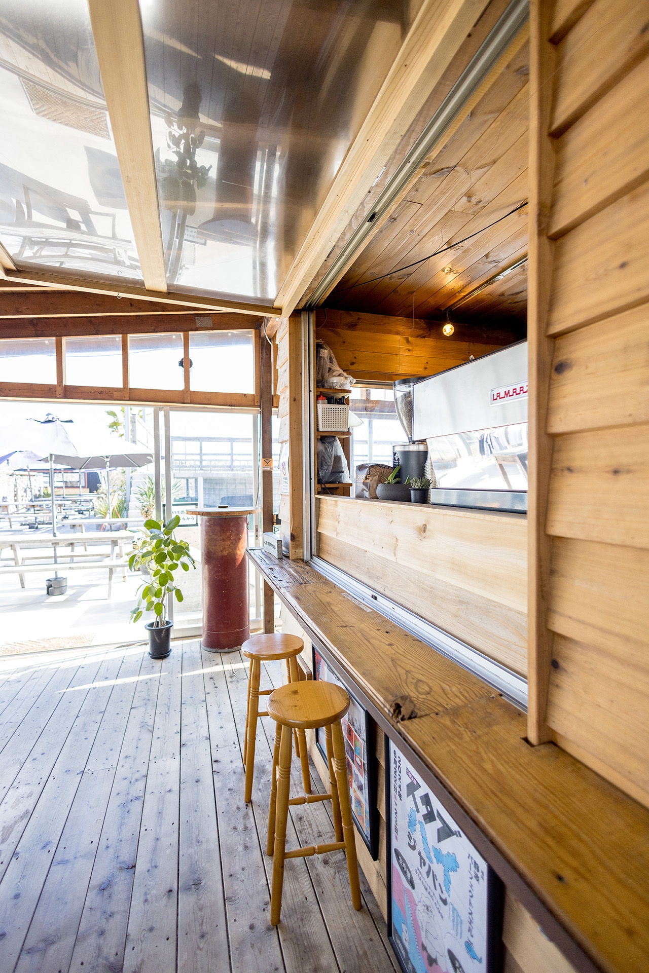 木を基調としたカフェのカウンター