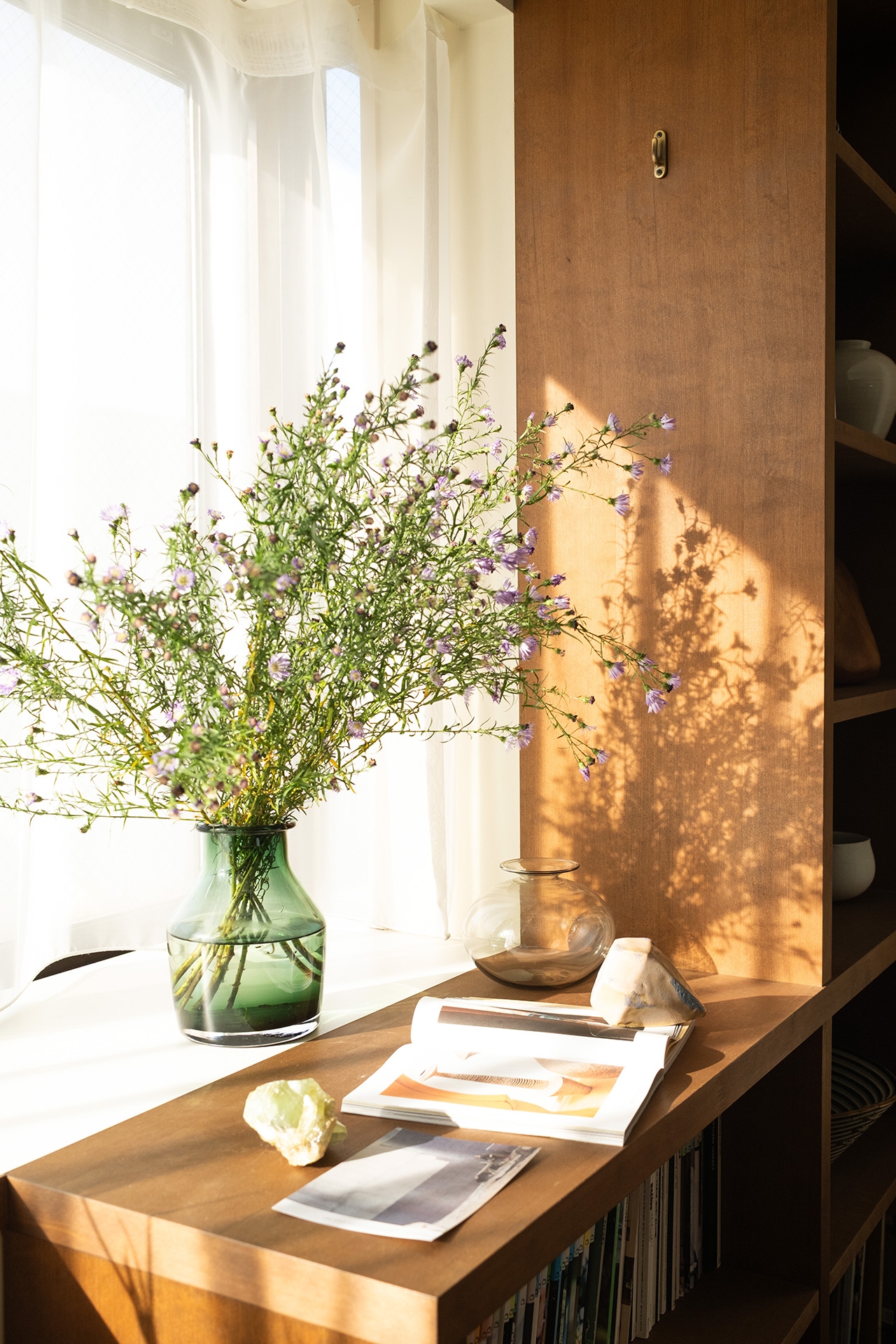 光の差す、木の棚上で物撮りも可能