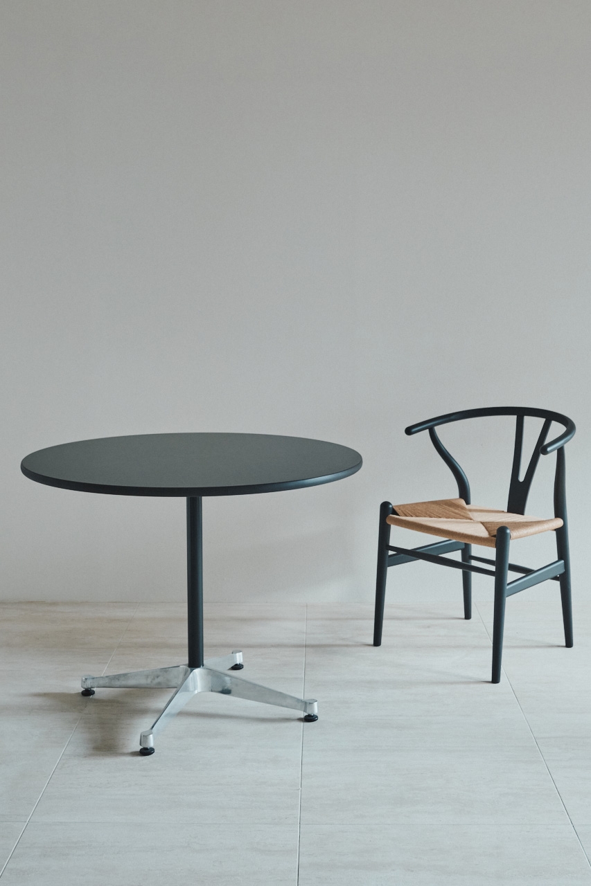 Herman Miller 丸テーブルとCarl Hansen＆Søn Yチェア